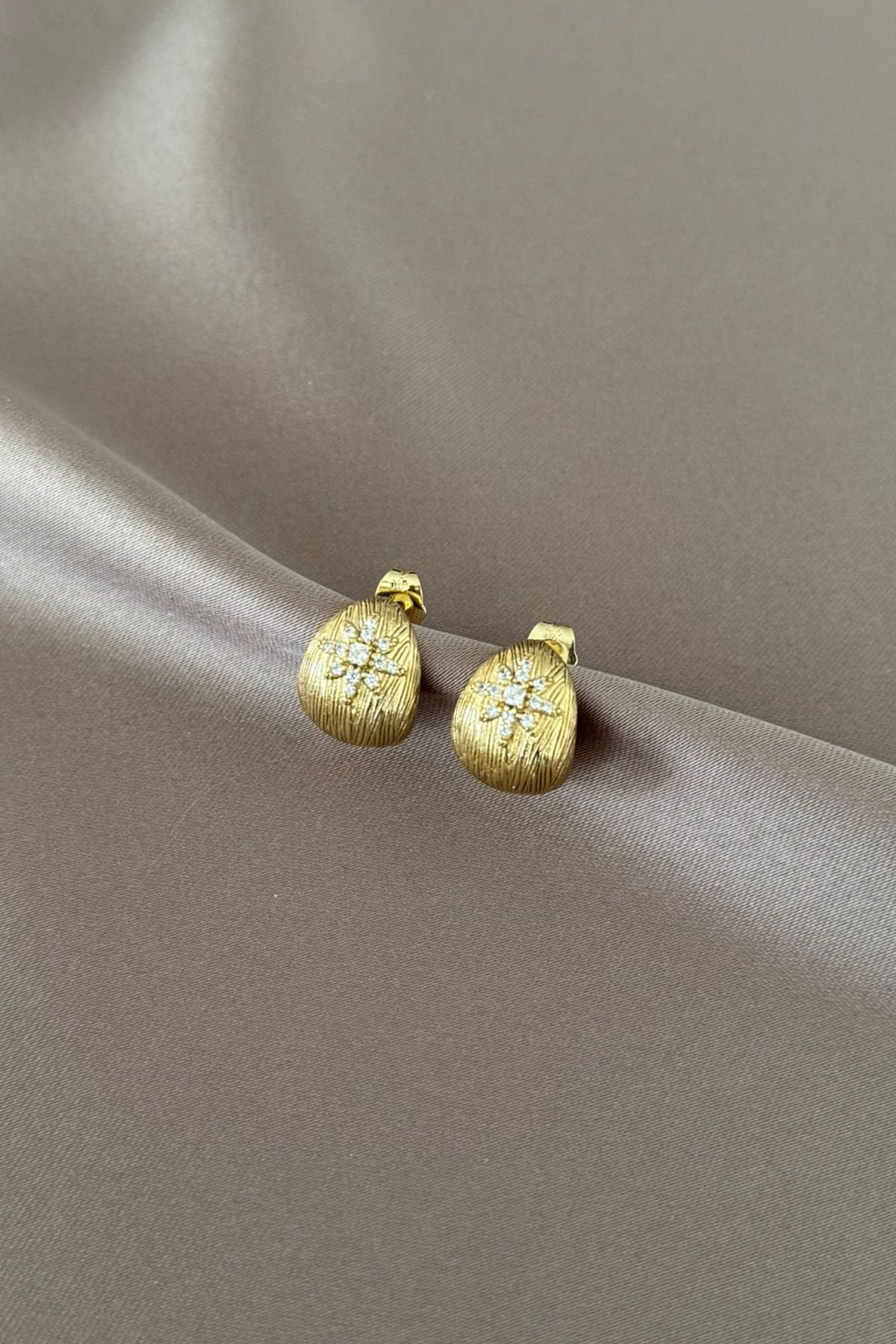 laria jewelry Yıldız Taşlı Gold Vintage Küpe