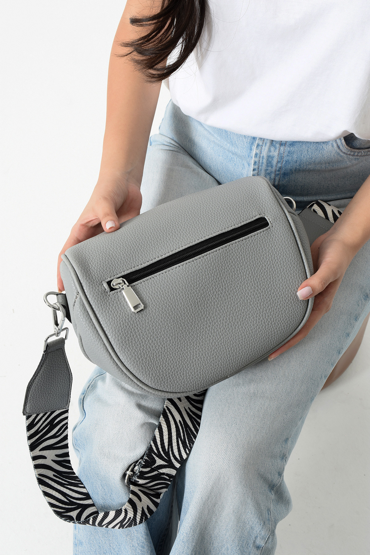 archangel Kadın crossbody bag bel çantası zebra desen dokuma askılı gri görsel 4