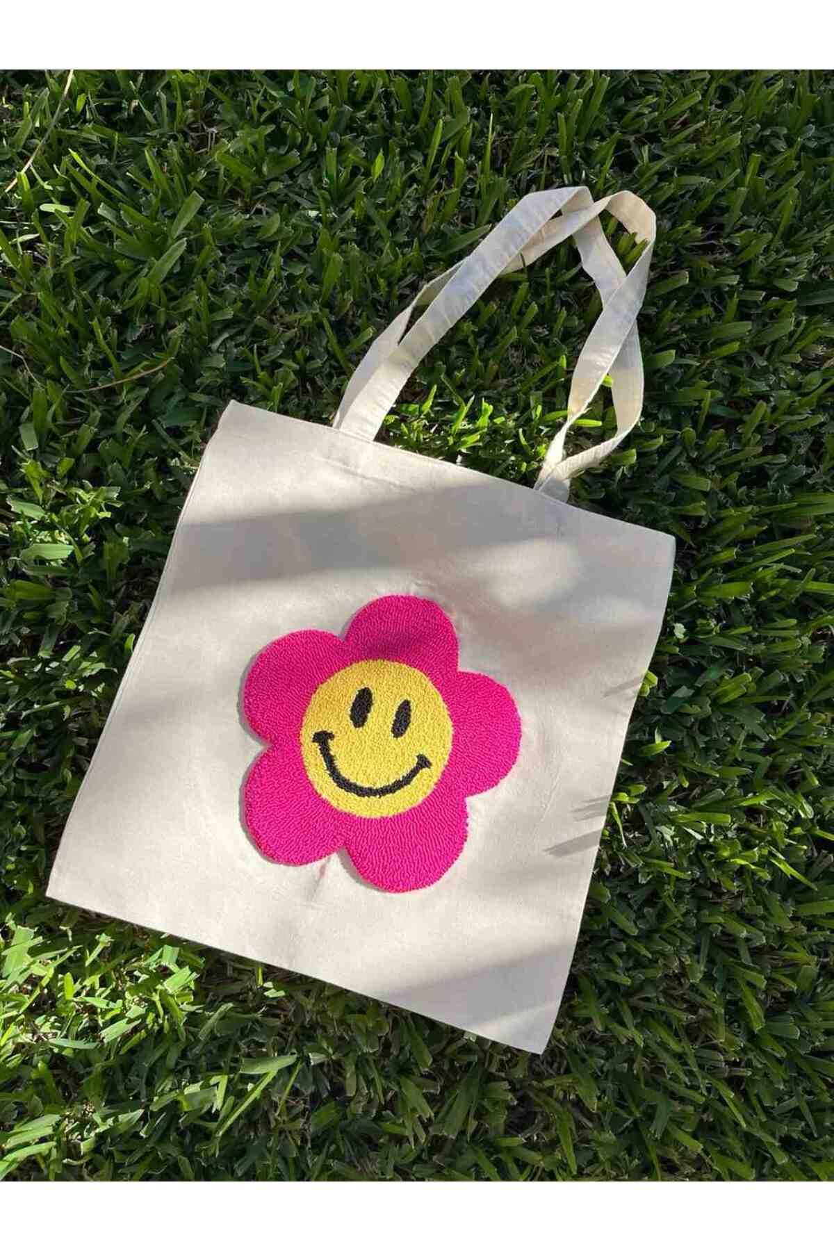 Lemur'ful Pembe Çiçekli Gülümseyen Yüz Nakışlı Doğa Dostu Canvas Çanta