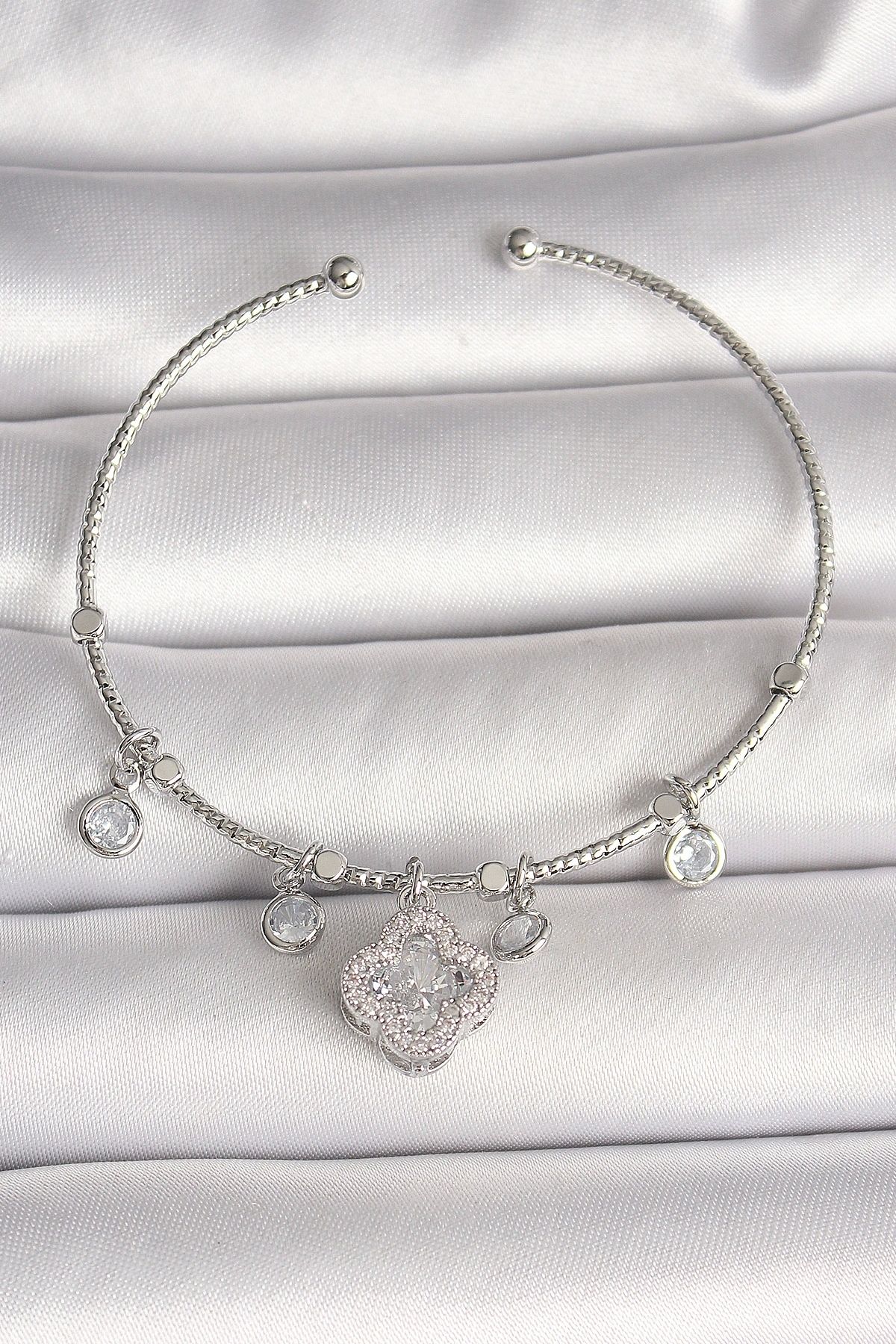 OurStyles Pirinç Gümüş Renk Sallantı Zirkon Taşlı Yonca Figür Charm Kadın Bileklik - TJ-BB6905