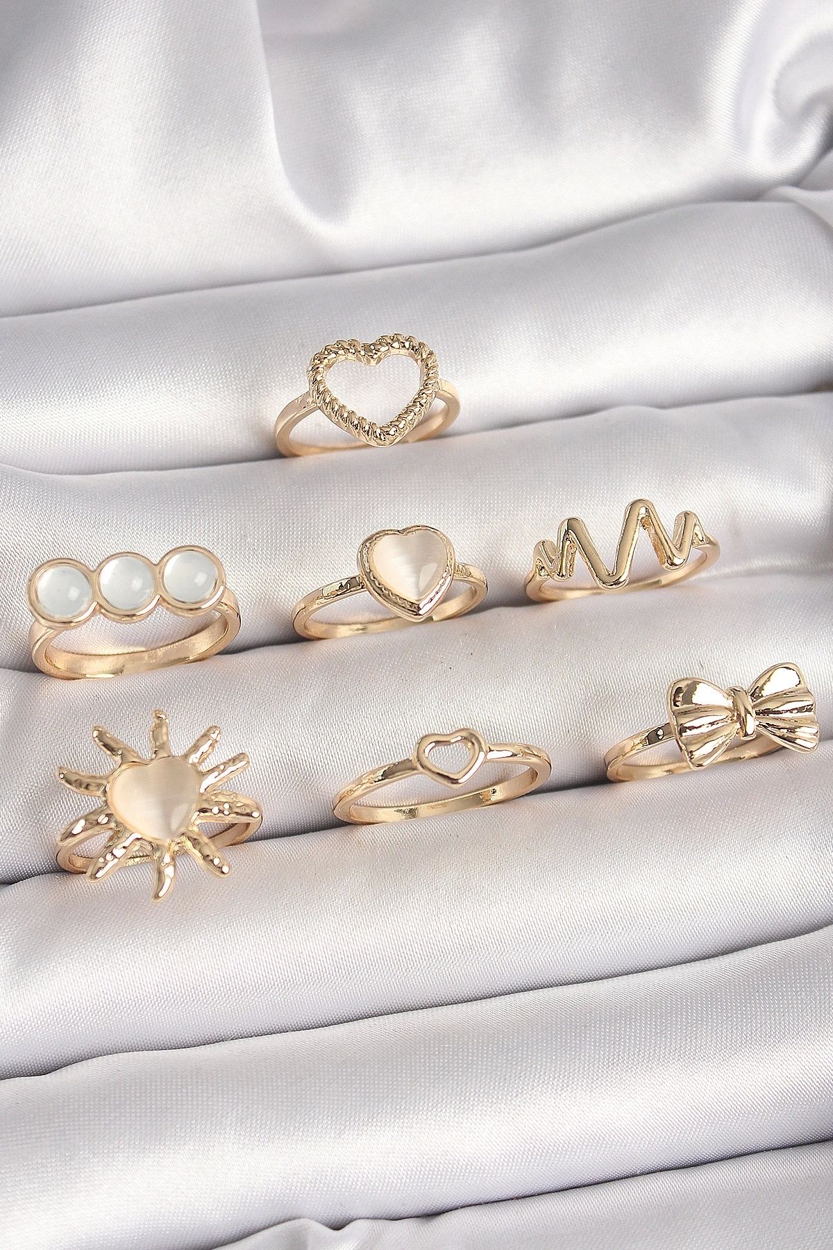 OurStyles Pirinç Gold Renk Beyaz Mineli Kalp Model Kurdele Detay Kadın Küpe Kombini - TJ-BYK3673