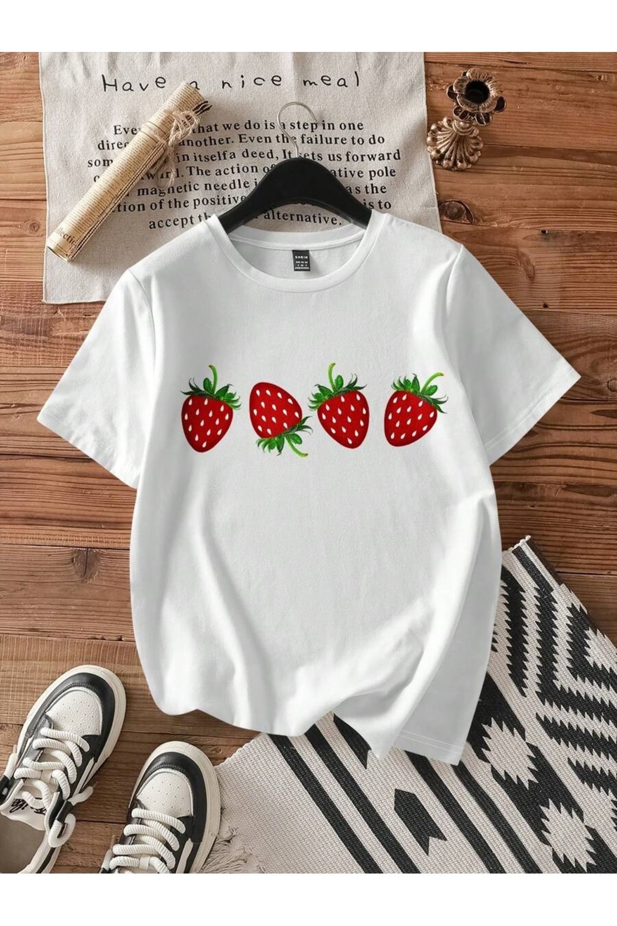 PALPİTO Kadın Beyaz Dört Çilek Baskılı Oversize T-Shirt