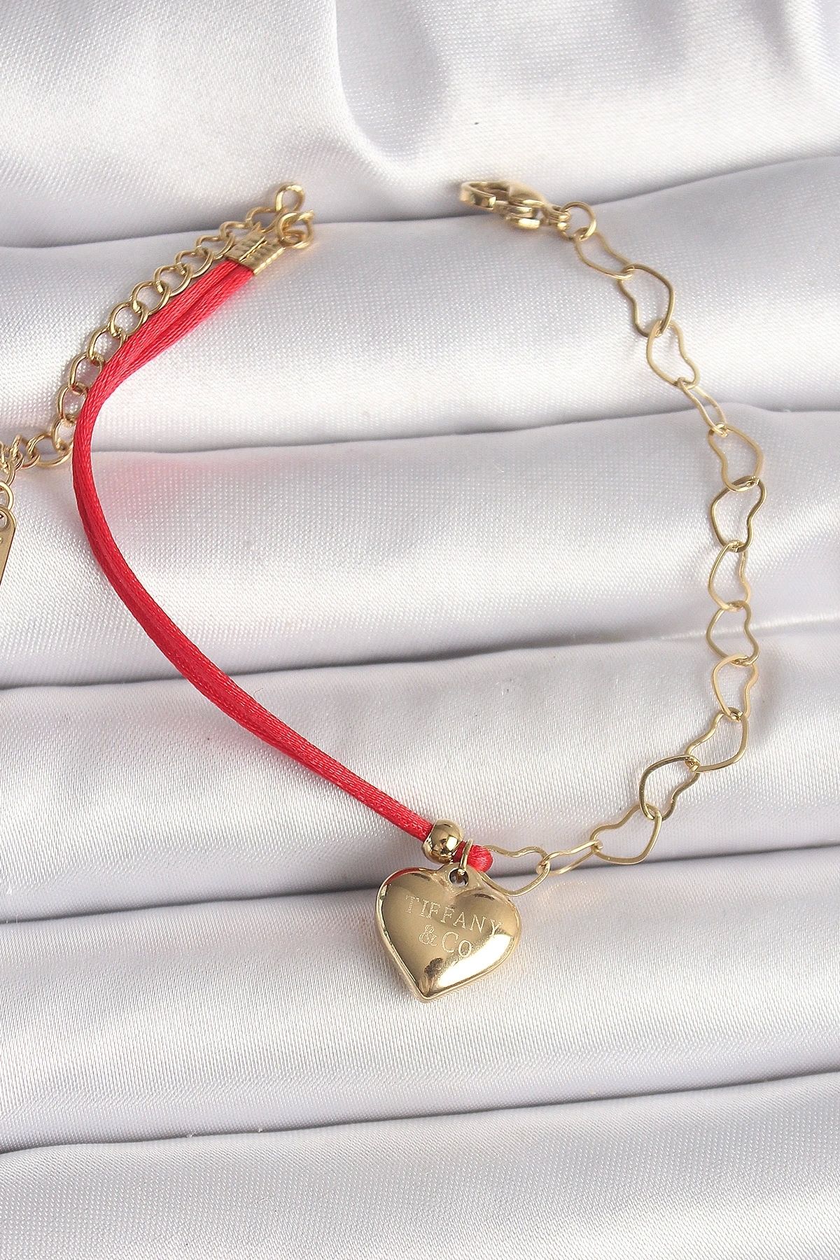 OurStyles 316L Çelik Gold Renk Zincir Kırmızı İp Model Sallantı Kalp Figür İşleme Detaylı Kadın Bileklik - TJ-