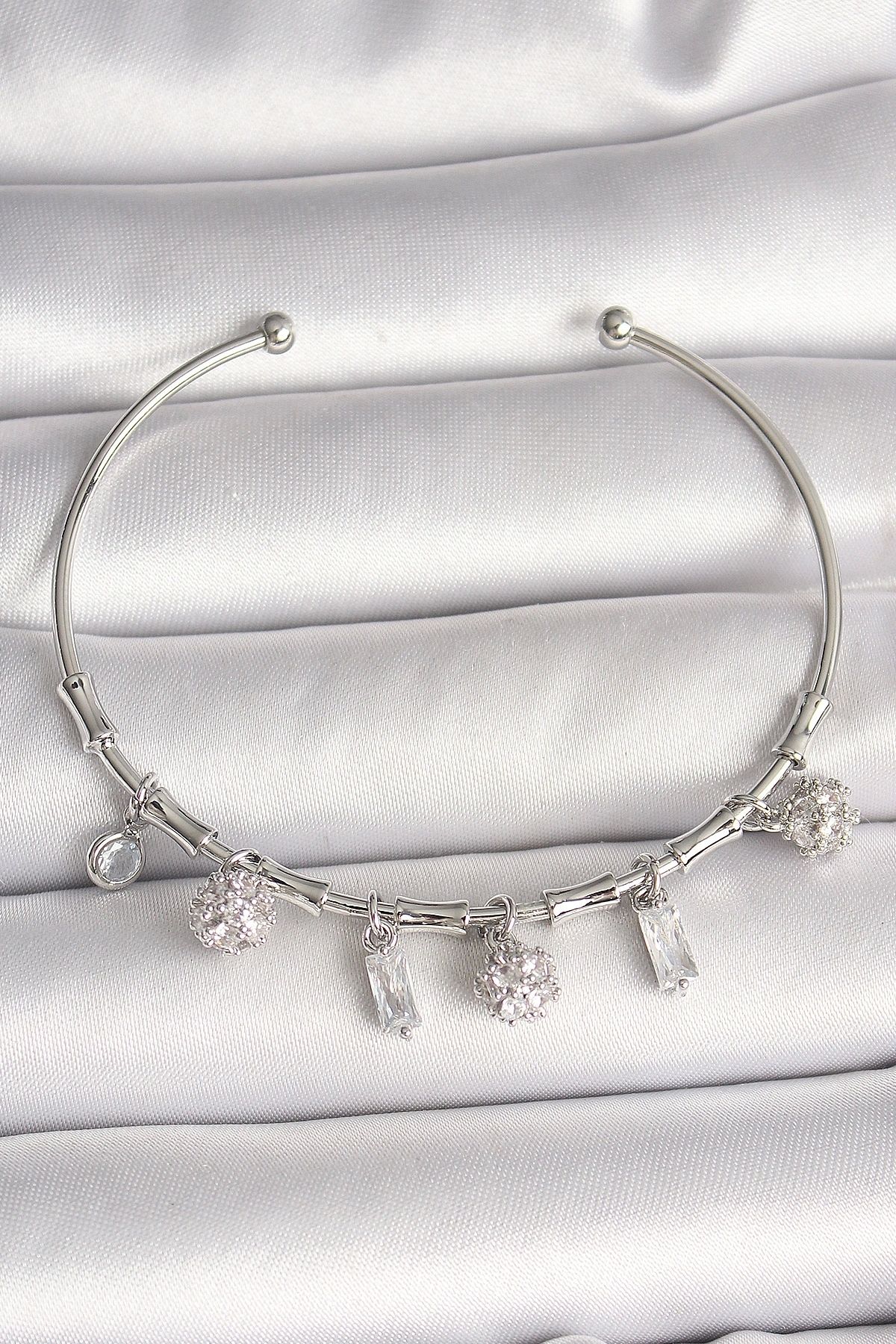 OurStyles Pirinç Gümüş Renk Sallantı Zirkon Taşlı Çiçek Figür Charm Kadın Bileklik - TJ-BB6900