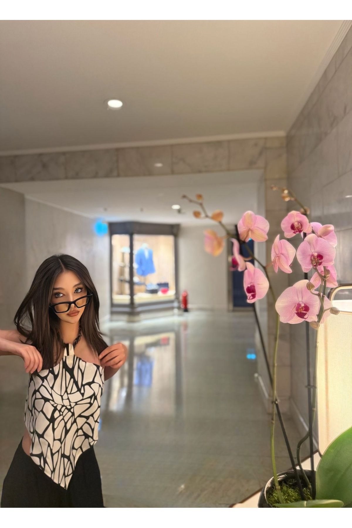 ıpekboyayan Siyah beyaz baskılı boyundan askılı zincir detaylı bluz