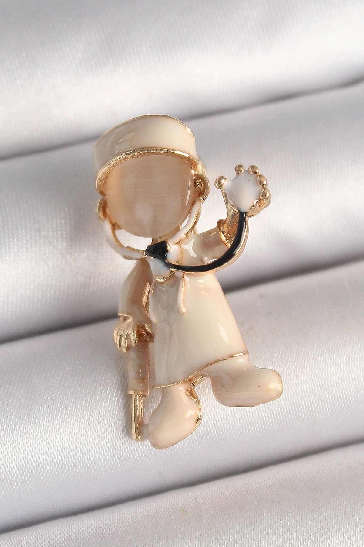 OurStyles Pirinç Gold Renk Beyaz Mineli Doktor Model Kadın Broş - TJ-BR428