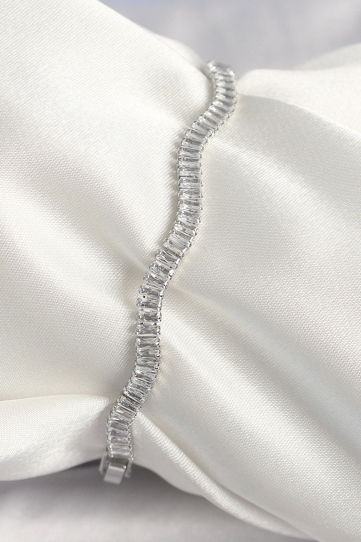 OurStyles Pirinç Gümüş Renk Su Yolu Zirkon Taşlı Model Kadın Bileklik - TJ-BB6925