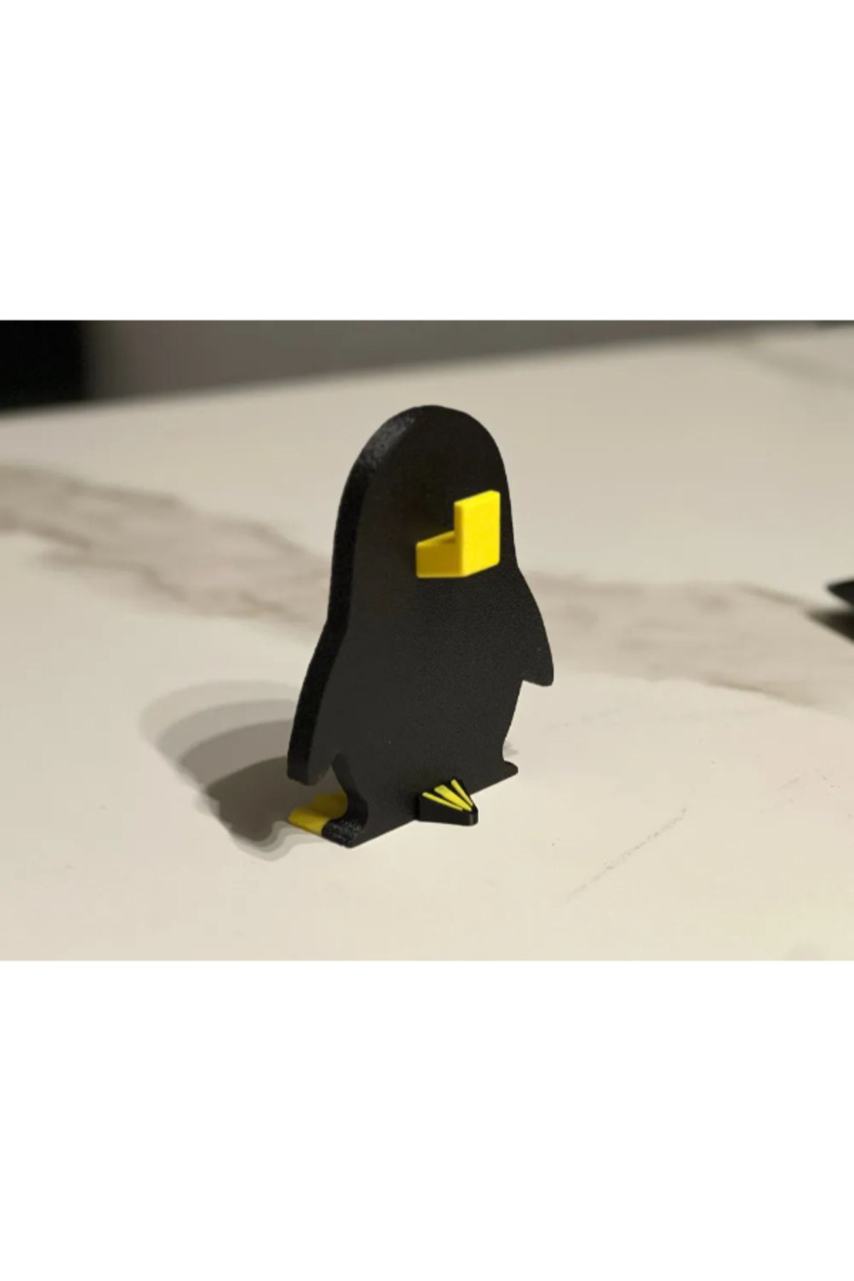 NOMOTHETIC Penguin Gözlük Tutucu V2 – Kuyruk Destekli Stabil Tasarım