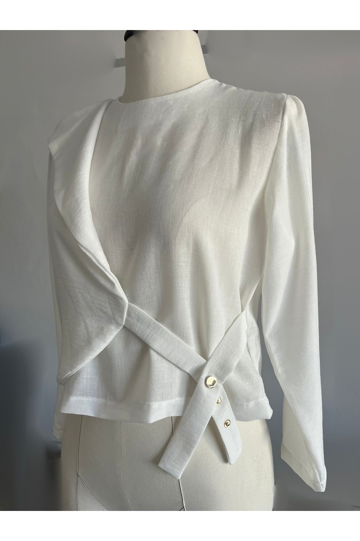 Buket Veli Atelier Keten Asimetrik Parçalı Çıt Çıtlı Kısa Etek Üstü Beyaz Bluz
