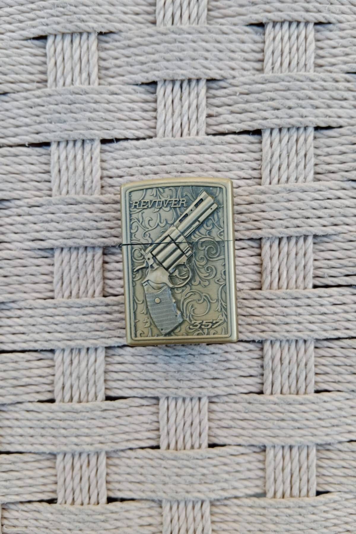 İZMİR ASKERİ MALZEME Bronz Renkli Revolver 38 lik toplu Tabanca Kabartmali Benzinli Kamp Cakmak
