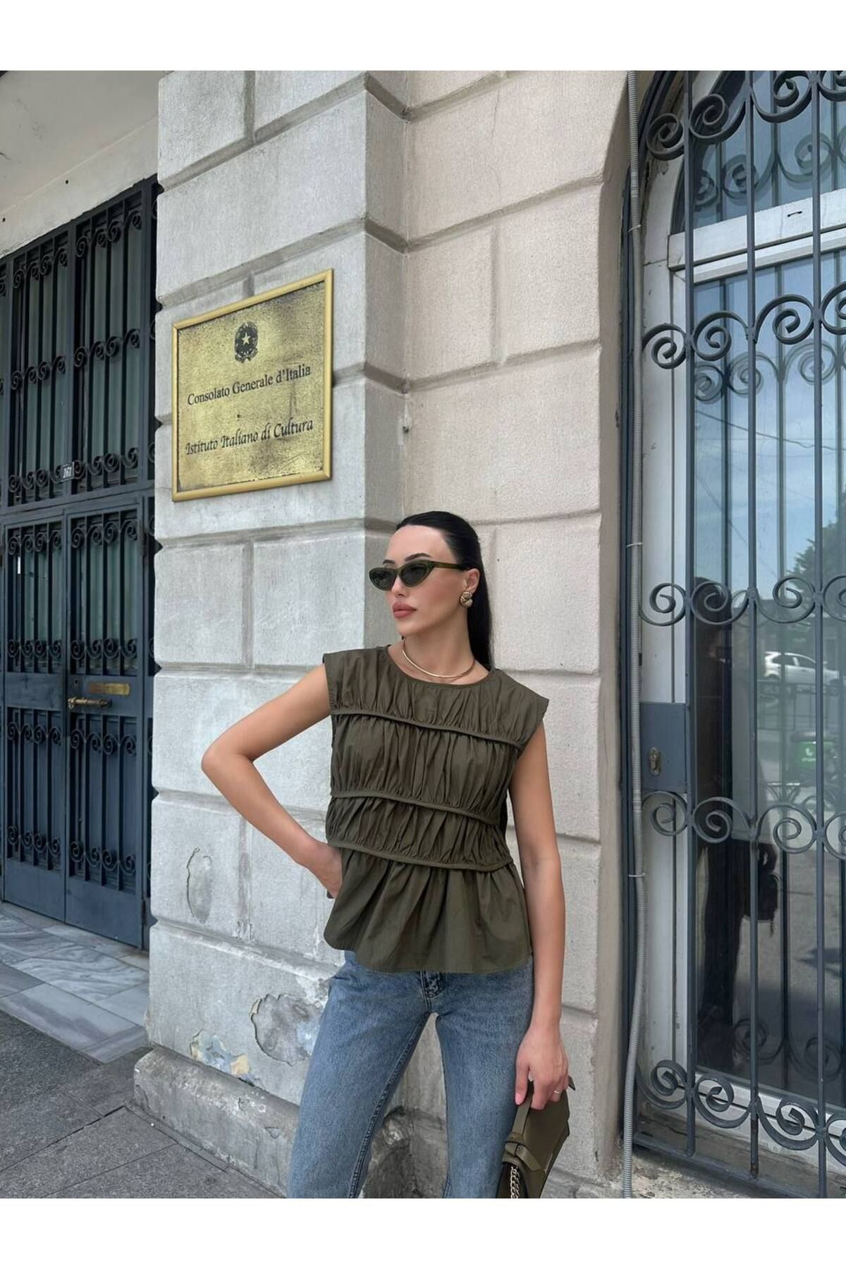 Hotfashion BÜZGÜ DETAYLI BİSİKLET YAKA SIFIR KOLLU BLUZ