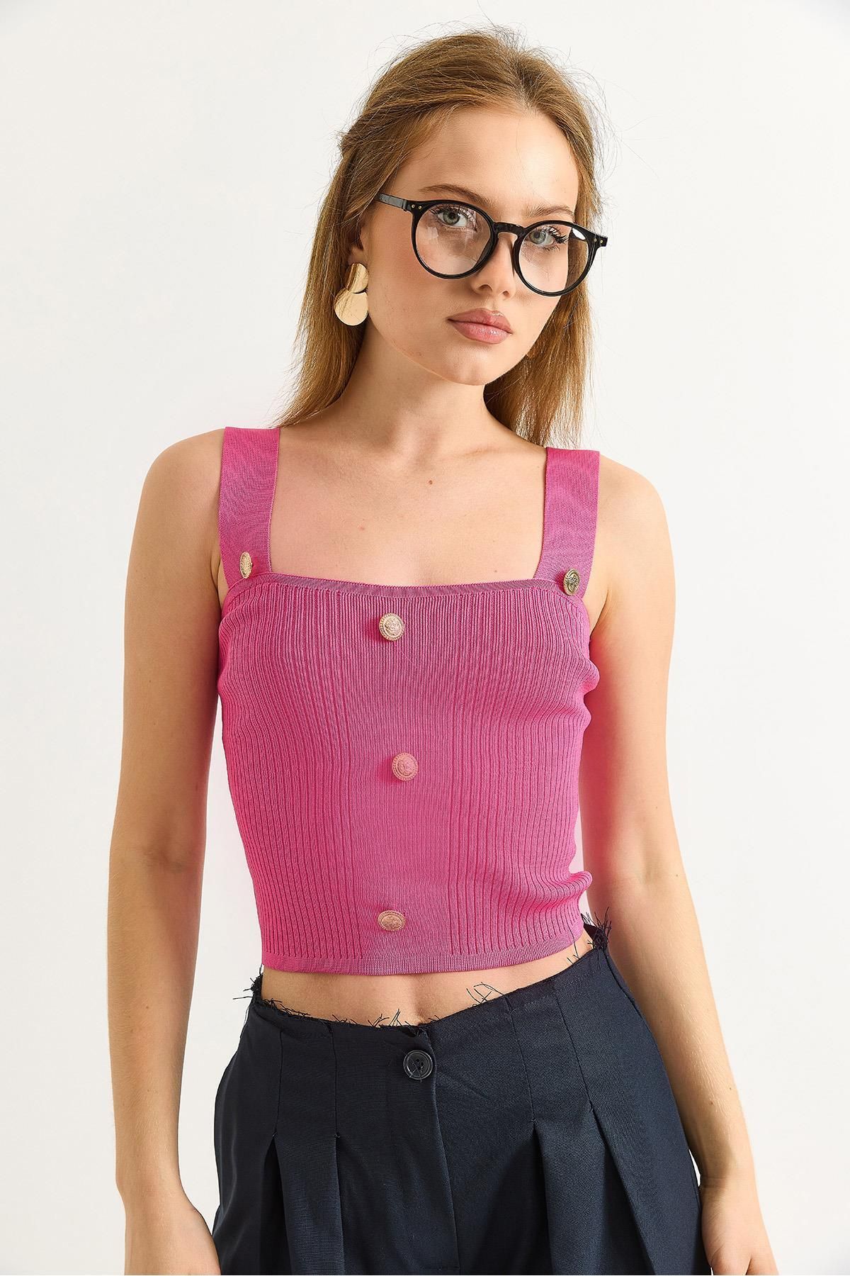 Raneel Kazançlı Alışveriş Düğme Aksesuarlı Askılı Triko Crop Bluz Pembe