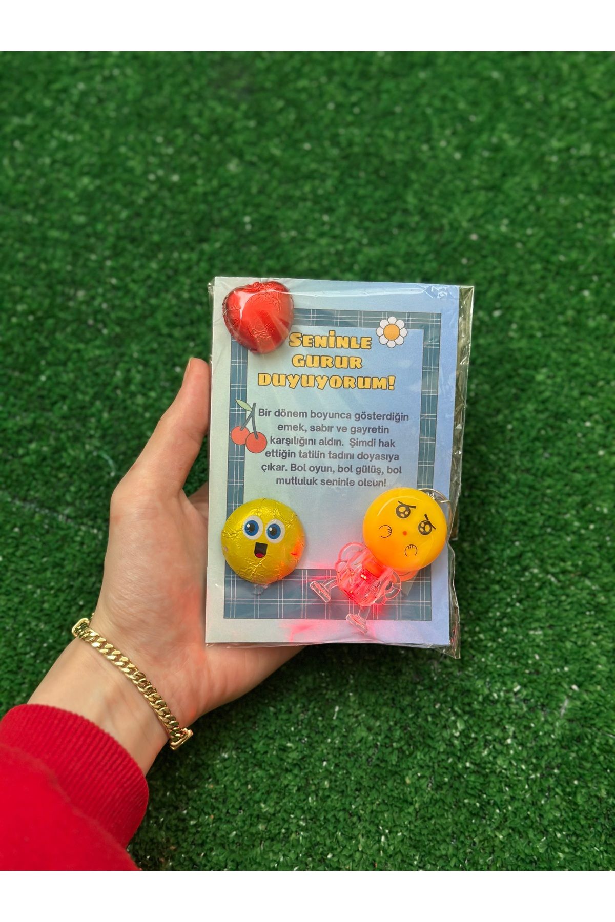 ATAKCRAFTS 5'li Emoji Işıklı Anahtarlık Tebrik Kartı Kalpli & Emoji Çikolata Seti (5'Lİ KARNE HEDİYESİ)