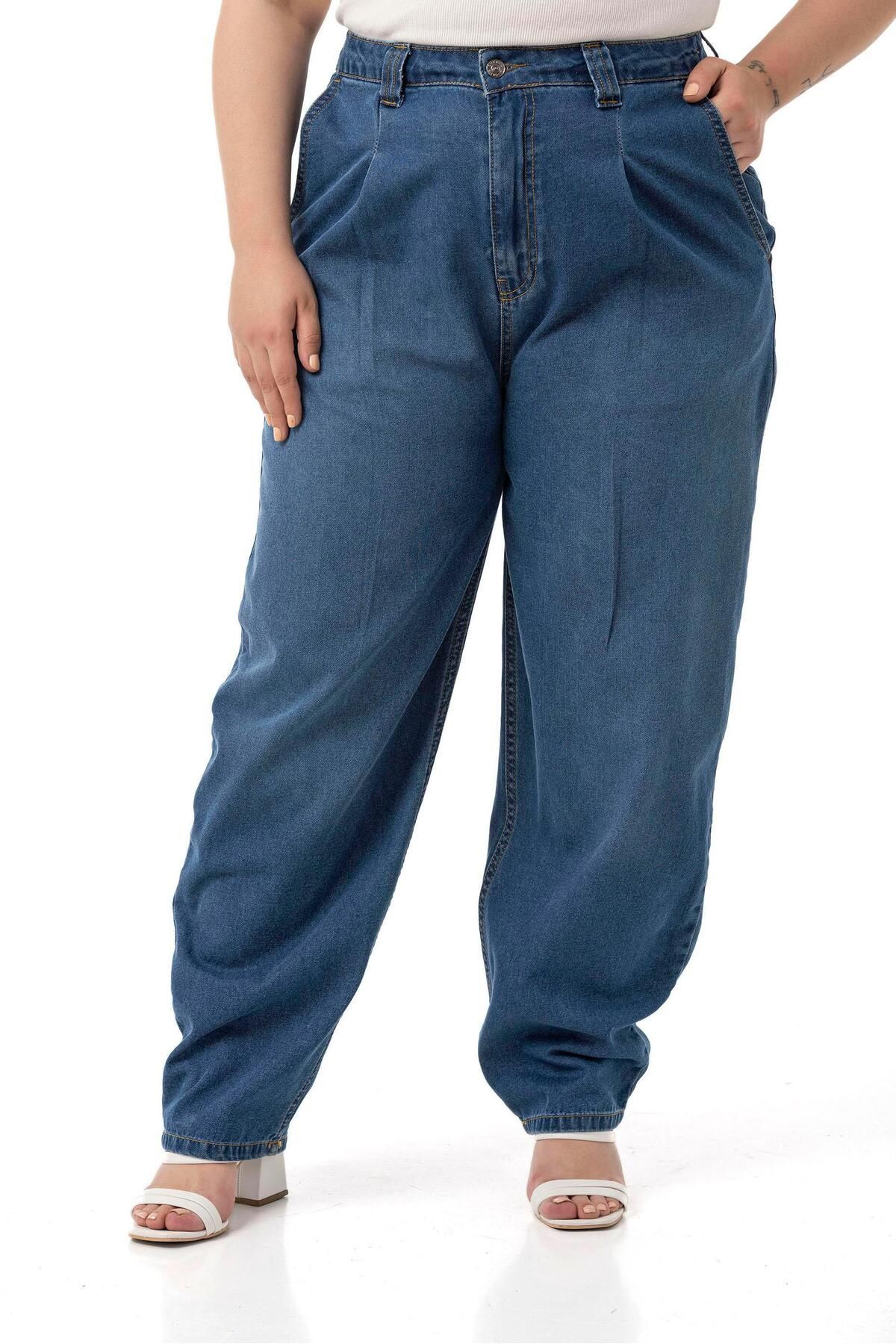 DISENTIS MODEST Büyük Beden Önü Pileli Yarım Balon Kesim Beli Arkadan Lastikli Cepli Denim Mavi Pantolon