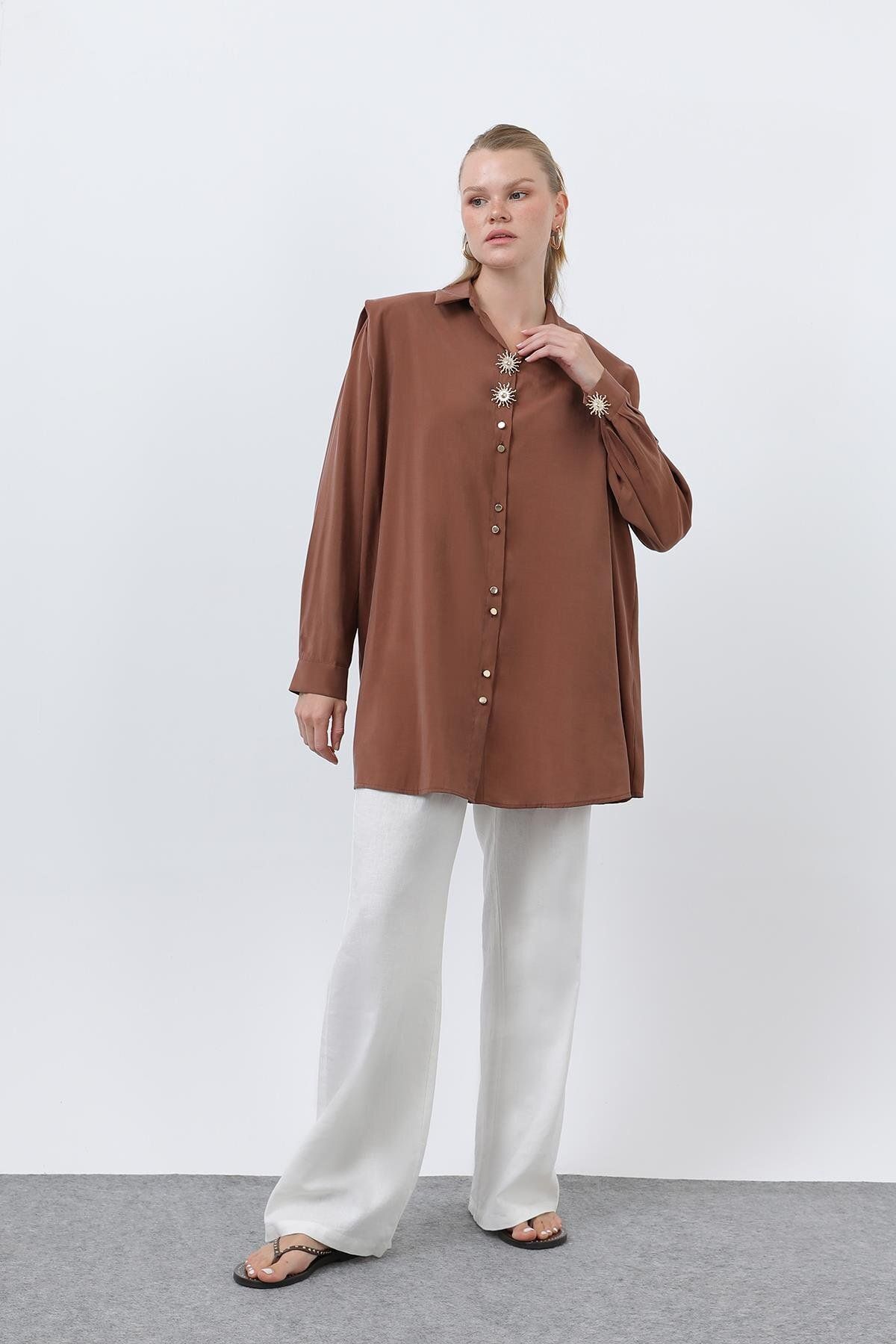 Puane Kadın Broş Detaylı Düğmeli Oversize Gömlek-10694GML - LIGHT BROWN