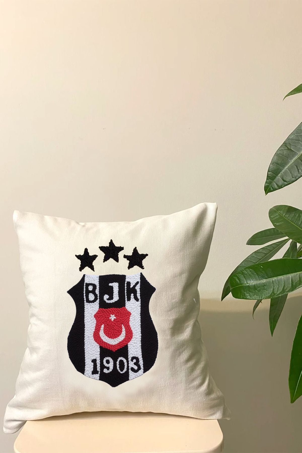 Lemur'ful BJK Logolu Punch Nakışla İşlenmiş Kırlent Kılıfı