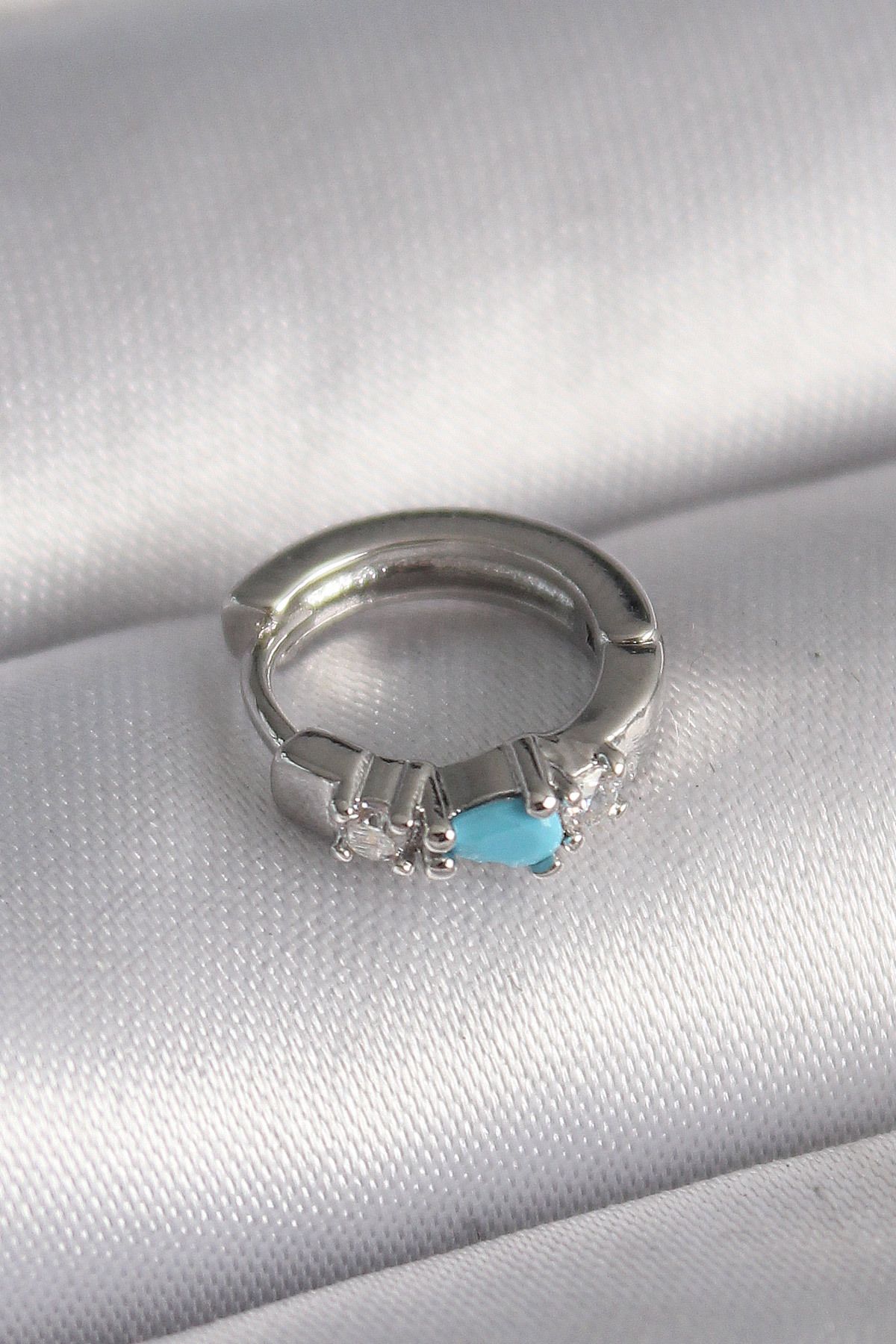 ÖYKÜ VE YİĞİT 316L Çelik Gümüş Renk Zirkon Taşlı Mavi Boncuk Detay Tragus Piercing - TJ-PR1325