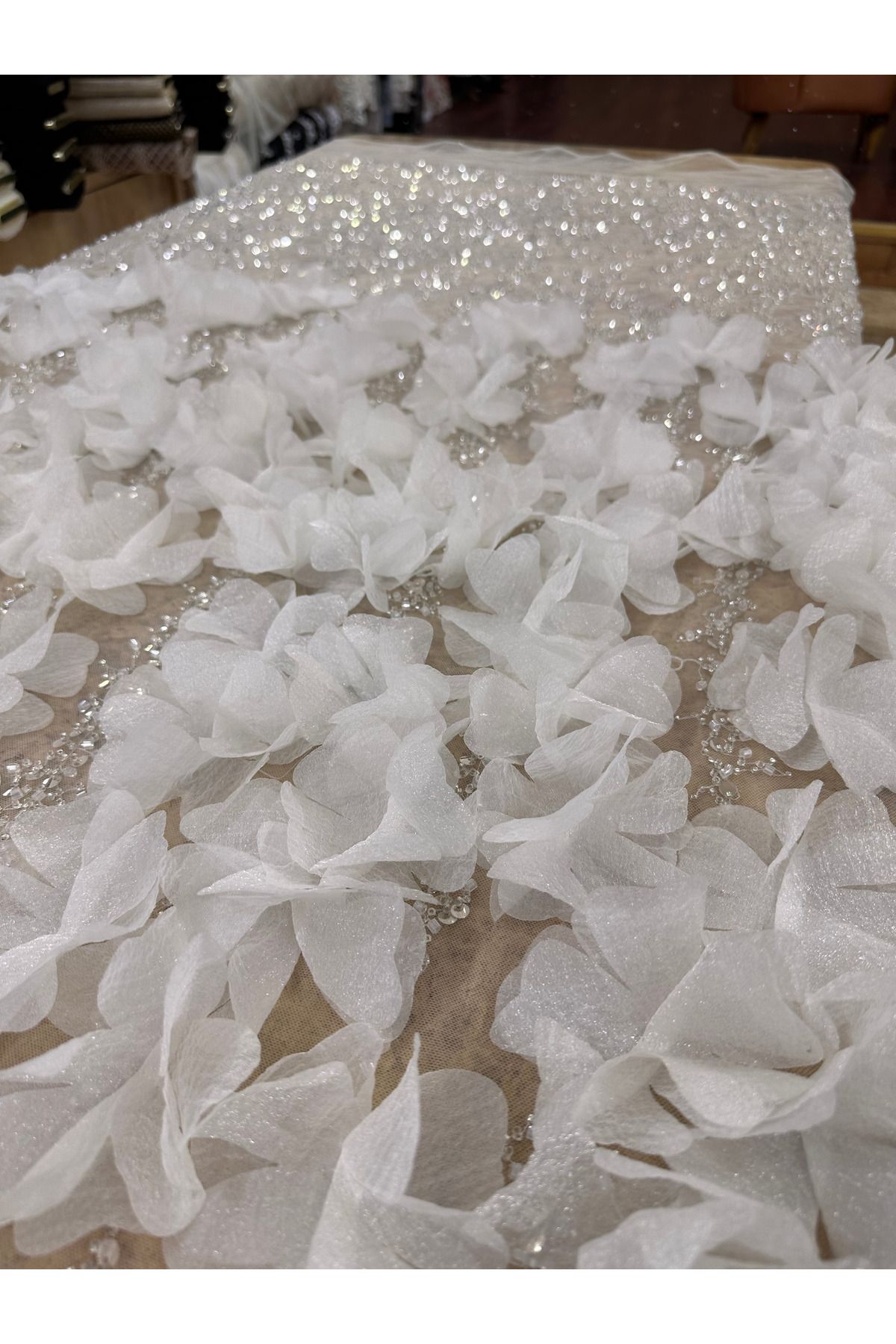 METERİAL 3D Beyaz Çiçekli Taş İşlemeli Tül Kumaş – Gelinlik & Abiye İçin, 135 cm
