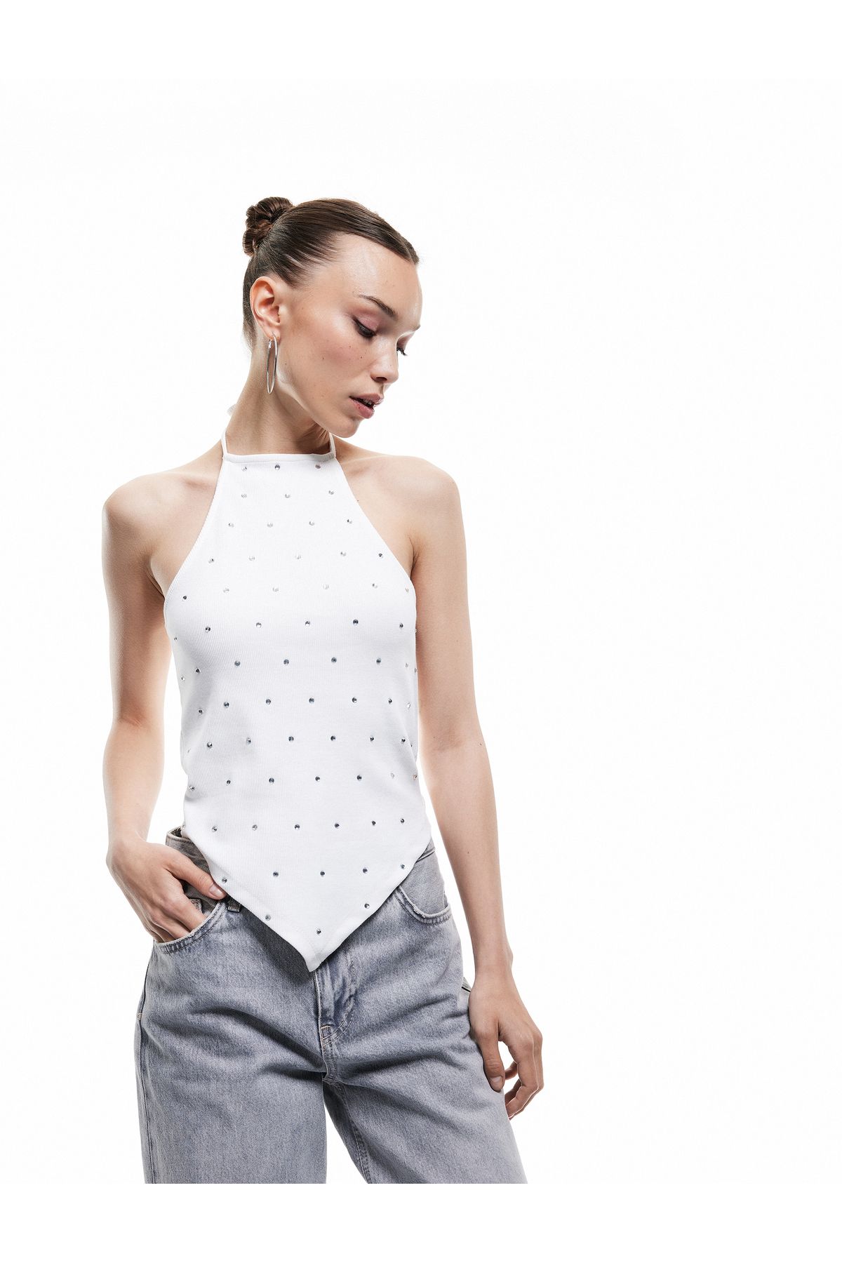Koton Taş Detaylı Slim Fit Asimetrik Boyundan Bağlamalı Kolsuz Halter Yaka Bluz