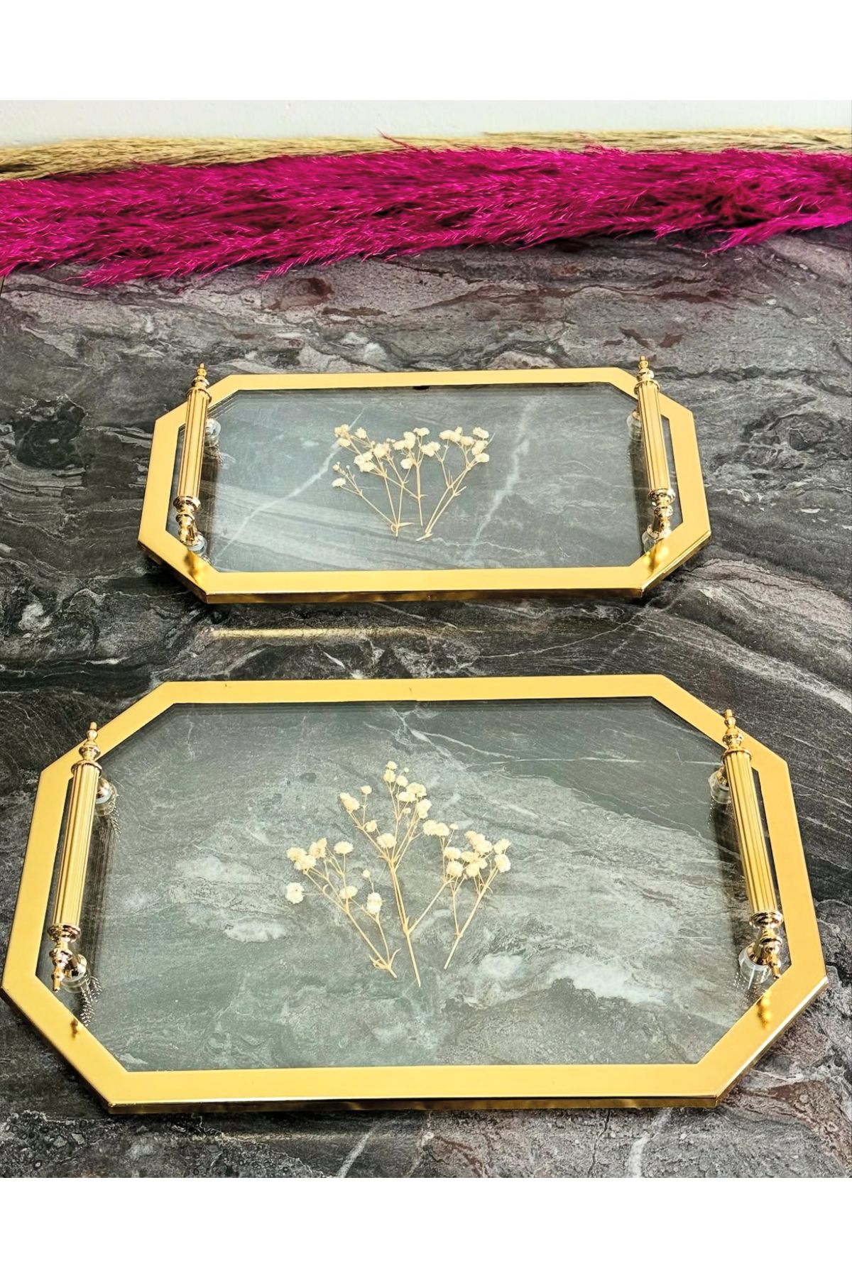 MODERN Altın Renk Çerçeveli Cam Tepsi – Dekoratif Kuru Çiçekli 2’li Set