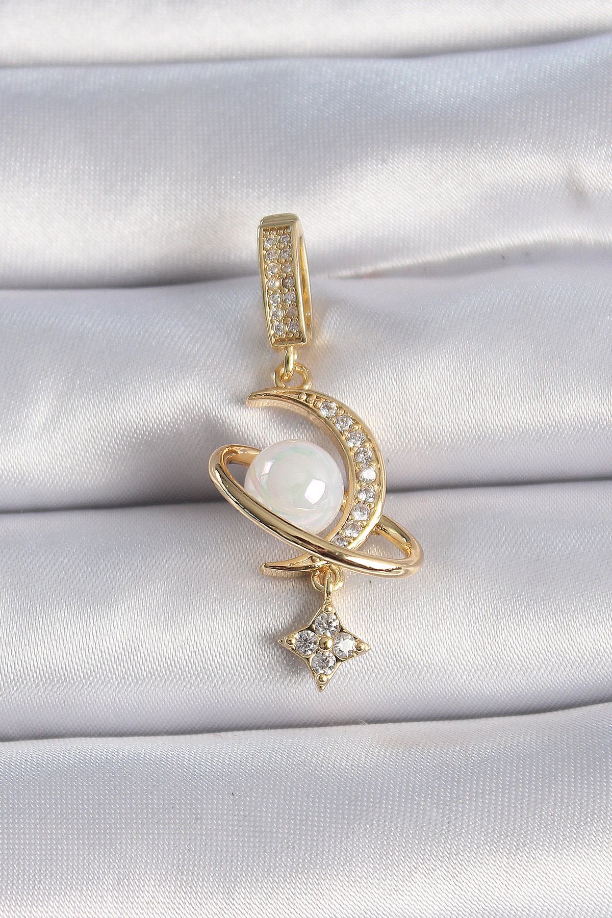 ÖYKÜ VE YİĞİT Pirinç Gold Renk Zirkon Taş Detaylı Hilal Model Sallantı İncili Ajda Charm - TJ-BC1012