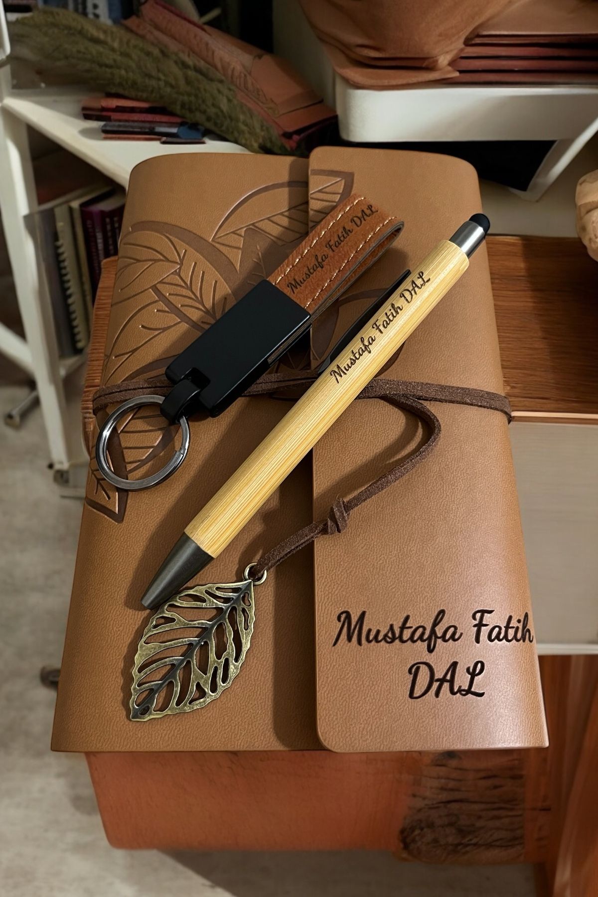 Zeysel store Kişiye Özel Deri Defter, Bambu Kalem ve Deri Anahtarlık 3’lü Hediye Seti