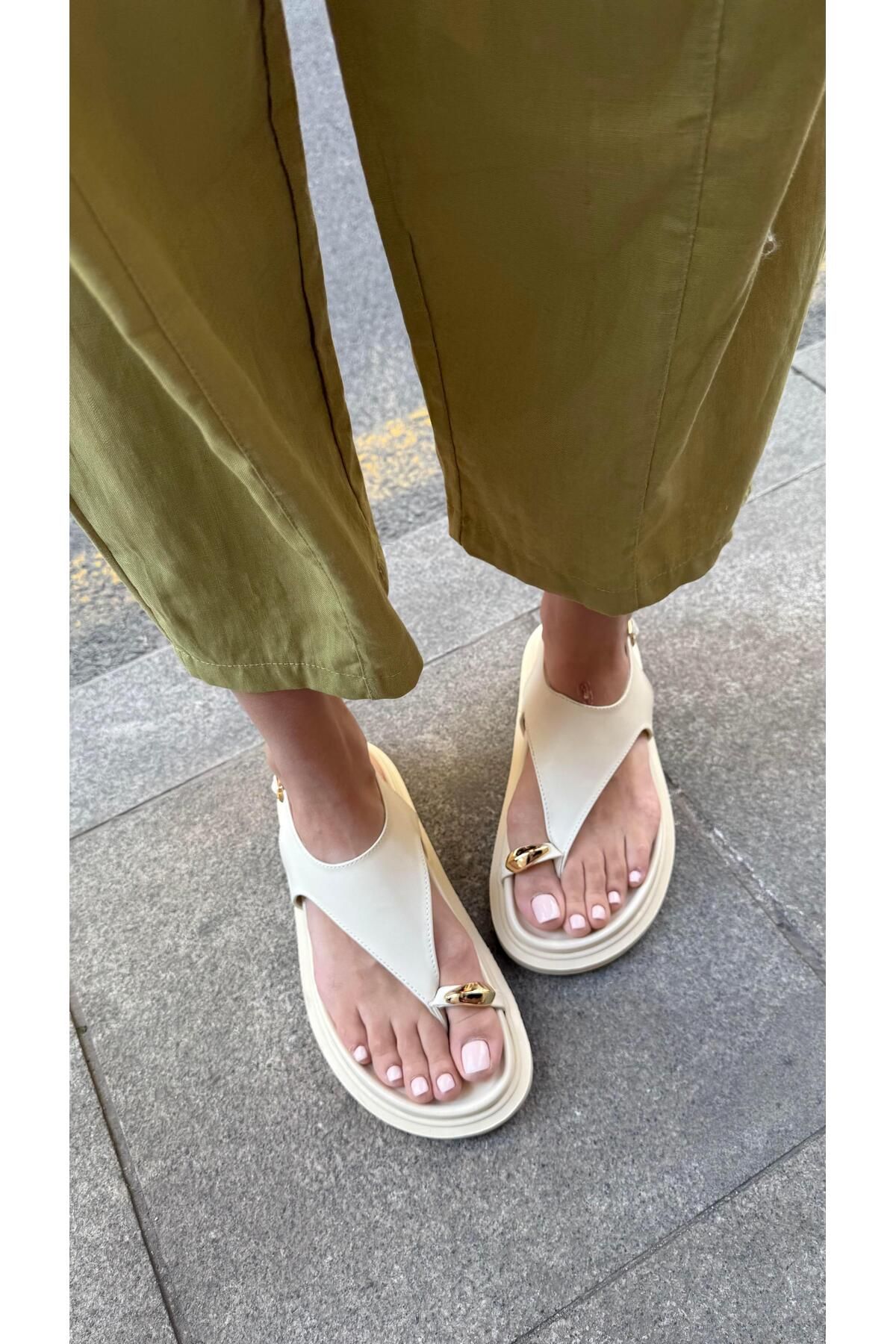 Eataly Shoes Gold Yüzük Modelli Bej Sandalet