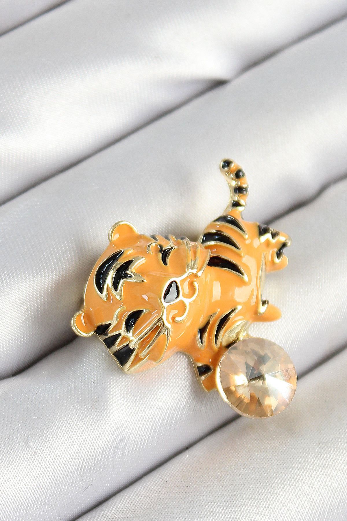 callerrons accessories Zirkon Taşlı Siyah Çizgili Turuncu Kaplan Figürlü Gold Renk Kadın Broş - EBJ250530W34451