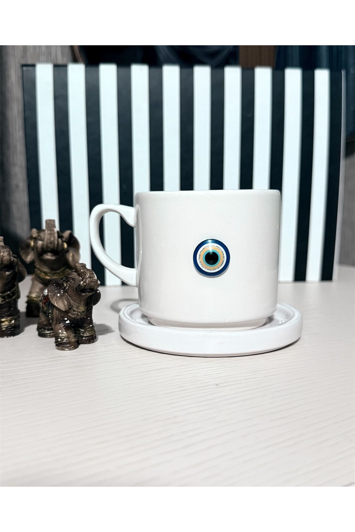Tasarım Nazar boncuklu seramik fincan mug kupa el yapımı nazar detayı yapıştırmadır.