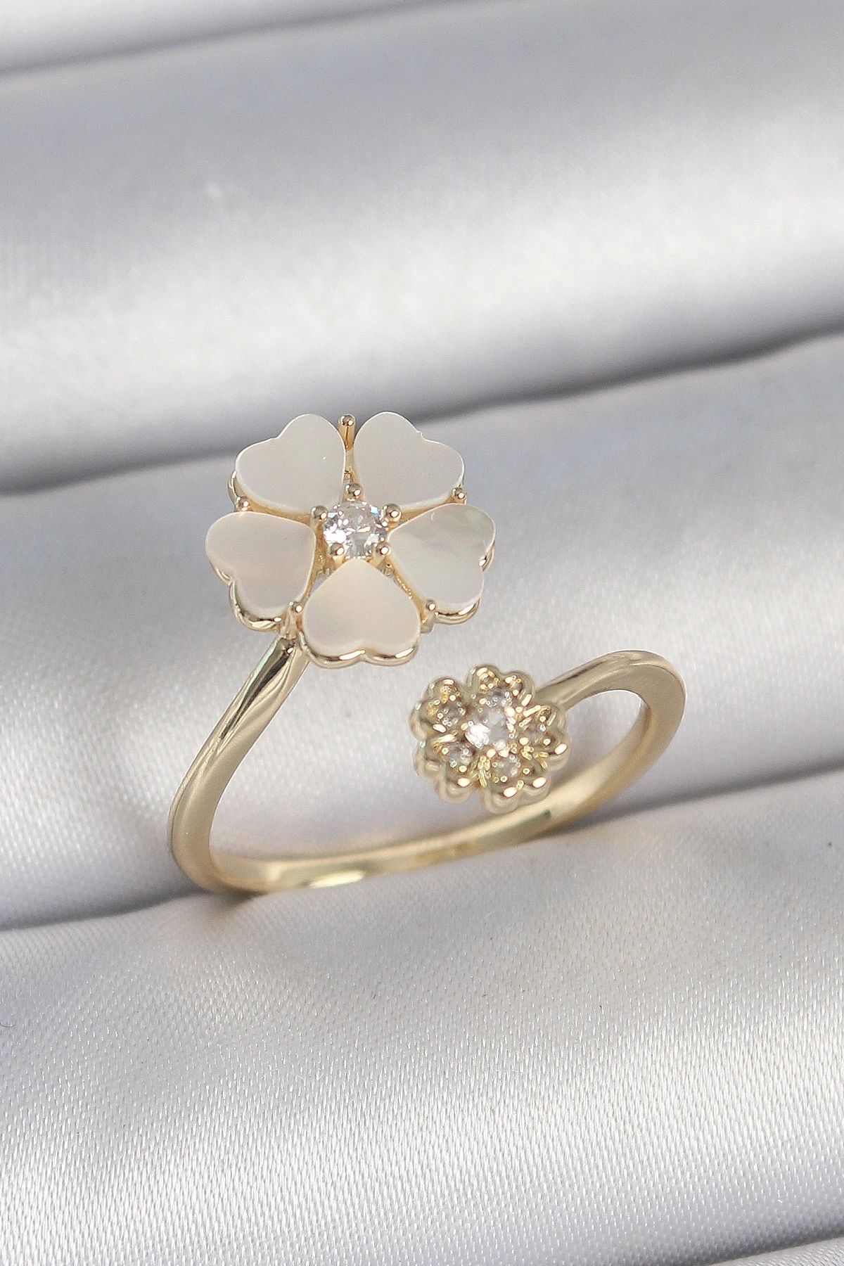 OurStyles Pirinç Gold Renk Beyaz Mineli Çiçek Model Zirkon Taş Detay Kadın Yüzük - TJ-BYK3713