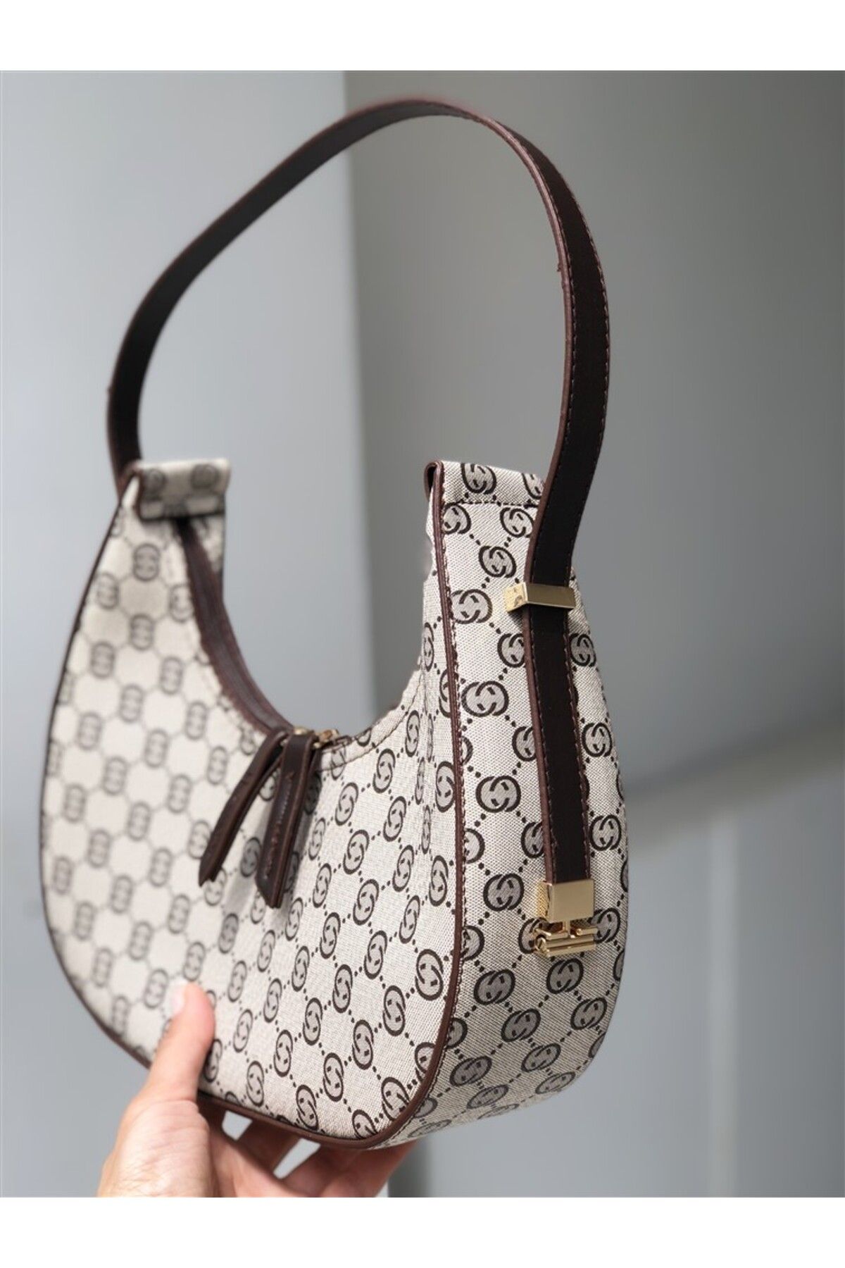 Gözde Tasarım Butik KADIN BEJ KAHVERENGİ MONOGRAMLI OMUZ ÇANTASI