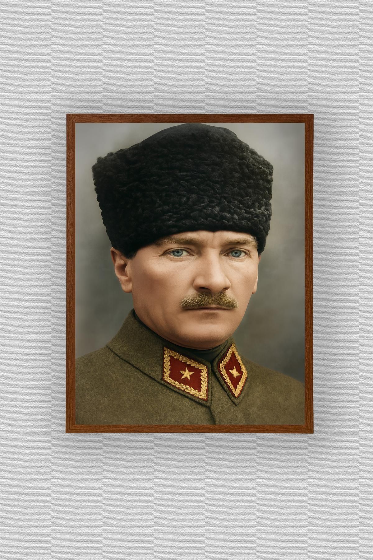 WoodyArts Atatürk Portresi - Koyu Ahşap Desenli Çerçeve