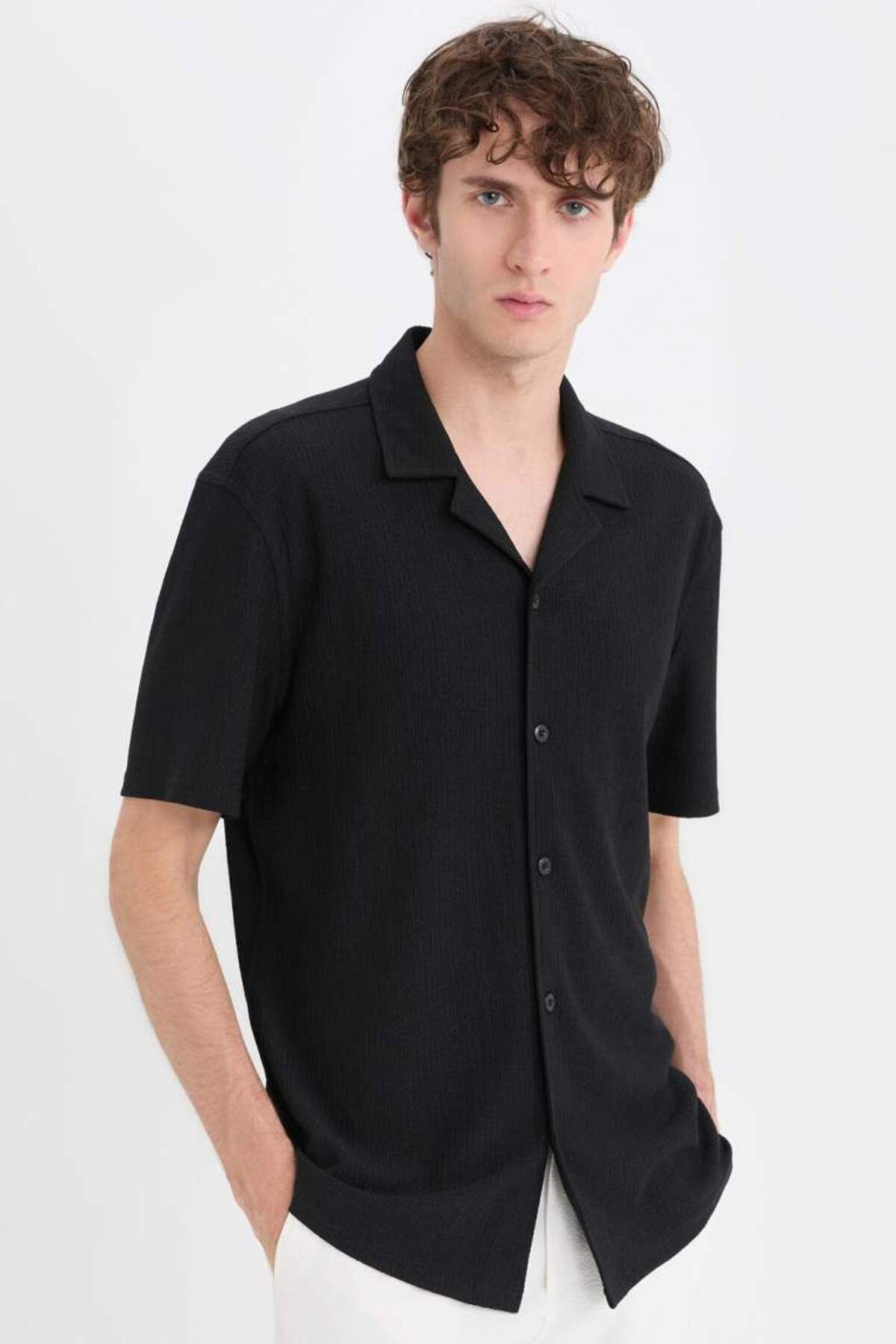 DeFacto Yeni Sezon Modern Fit Polo Yaka Dokulu Penye Kısa Kollu Siyah Gömlek