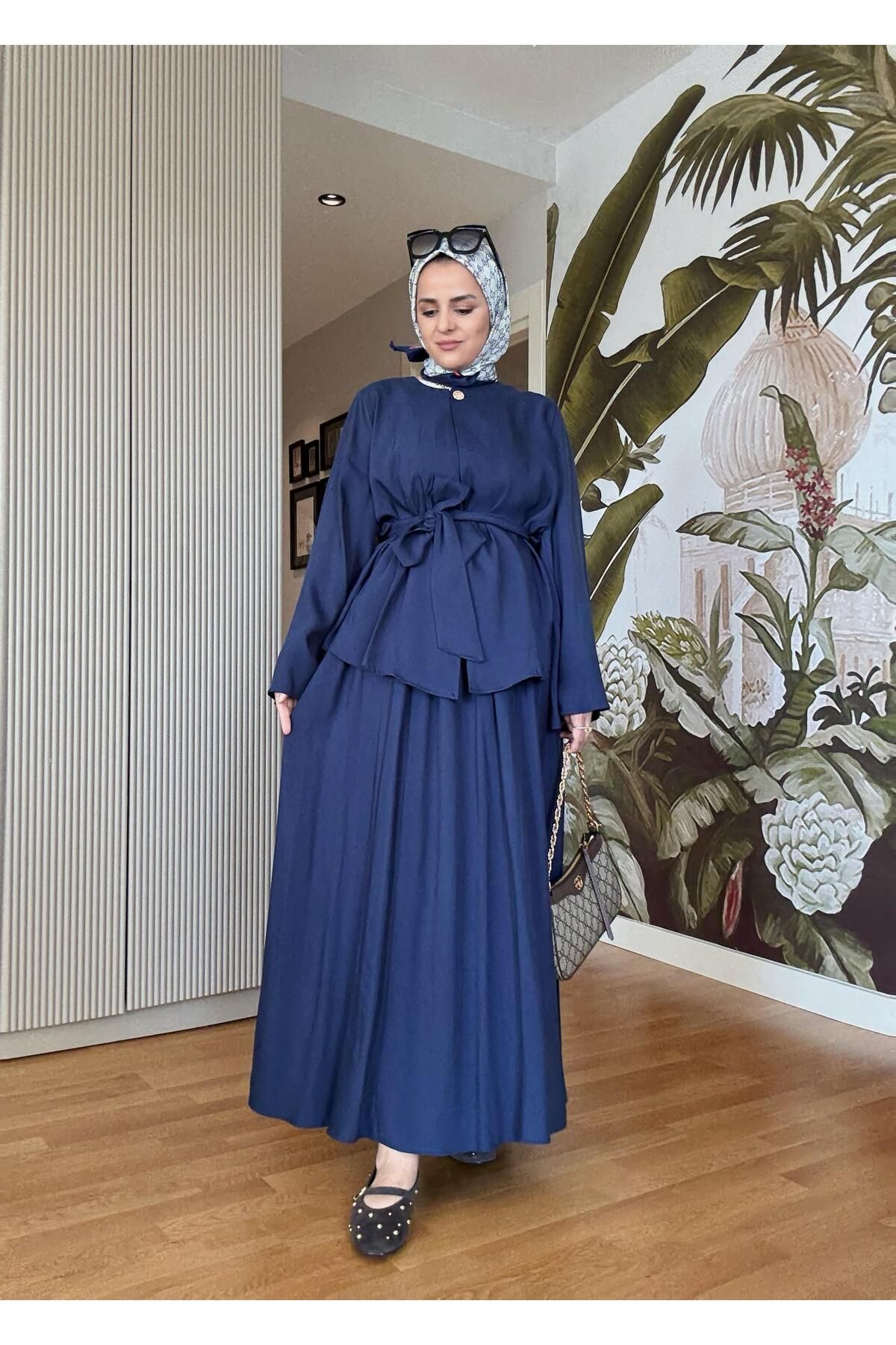 Aselim Hijap Moda Gold Düğmeli Pelerin Detaylı İthal Dökümlü Kuşaklı Etekli Takım – Şık Takım (36–46 Beden) Lacivert