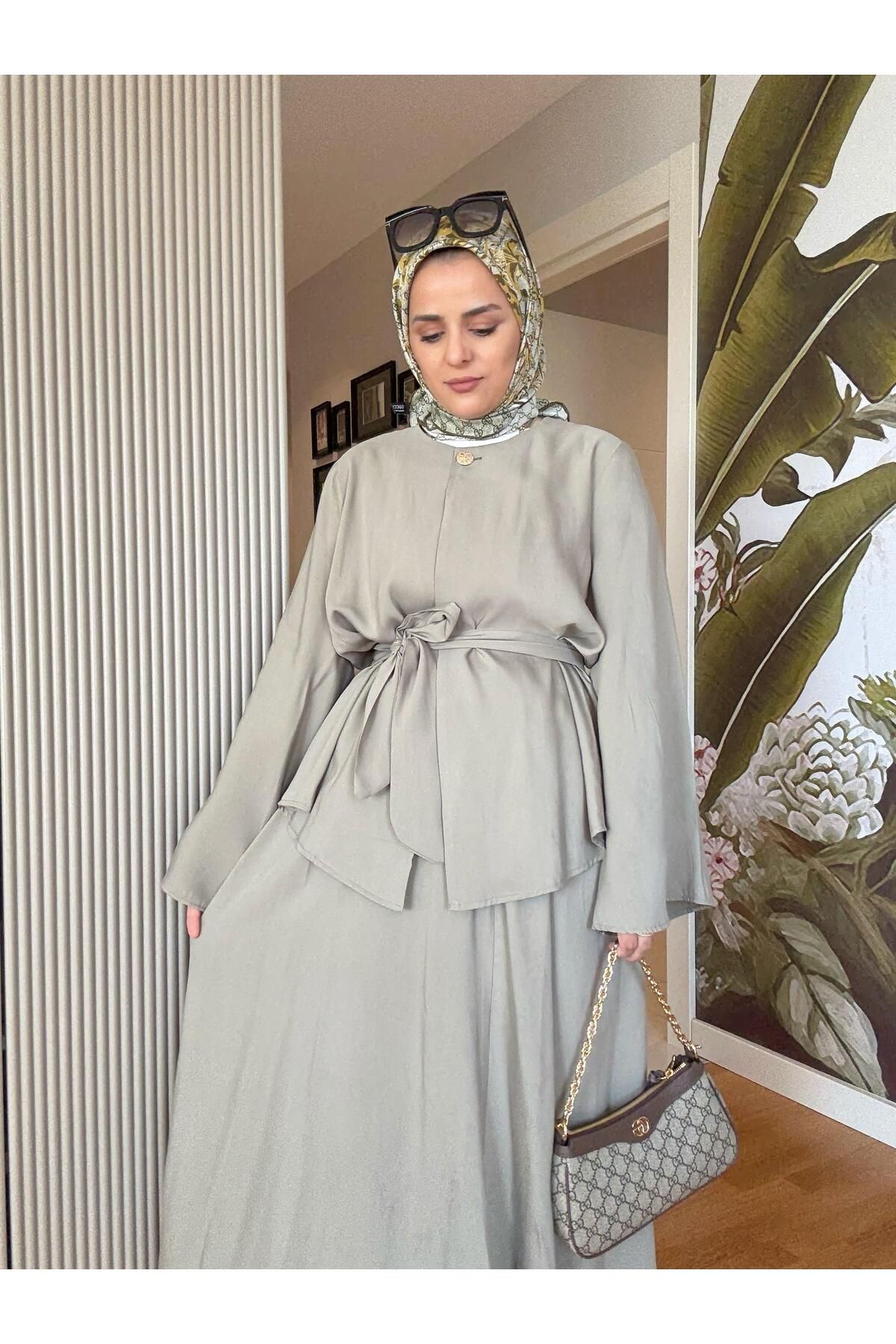 Aselim Hijap Moda Gold Düğmeli Pelerin Detaylı İthal Dökümlü Kuşaklı Etekli Takım – Şık Takım (36–46 Beden) Yeşil