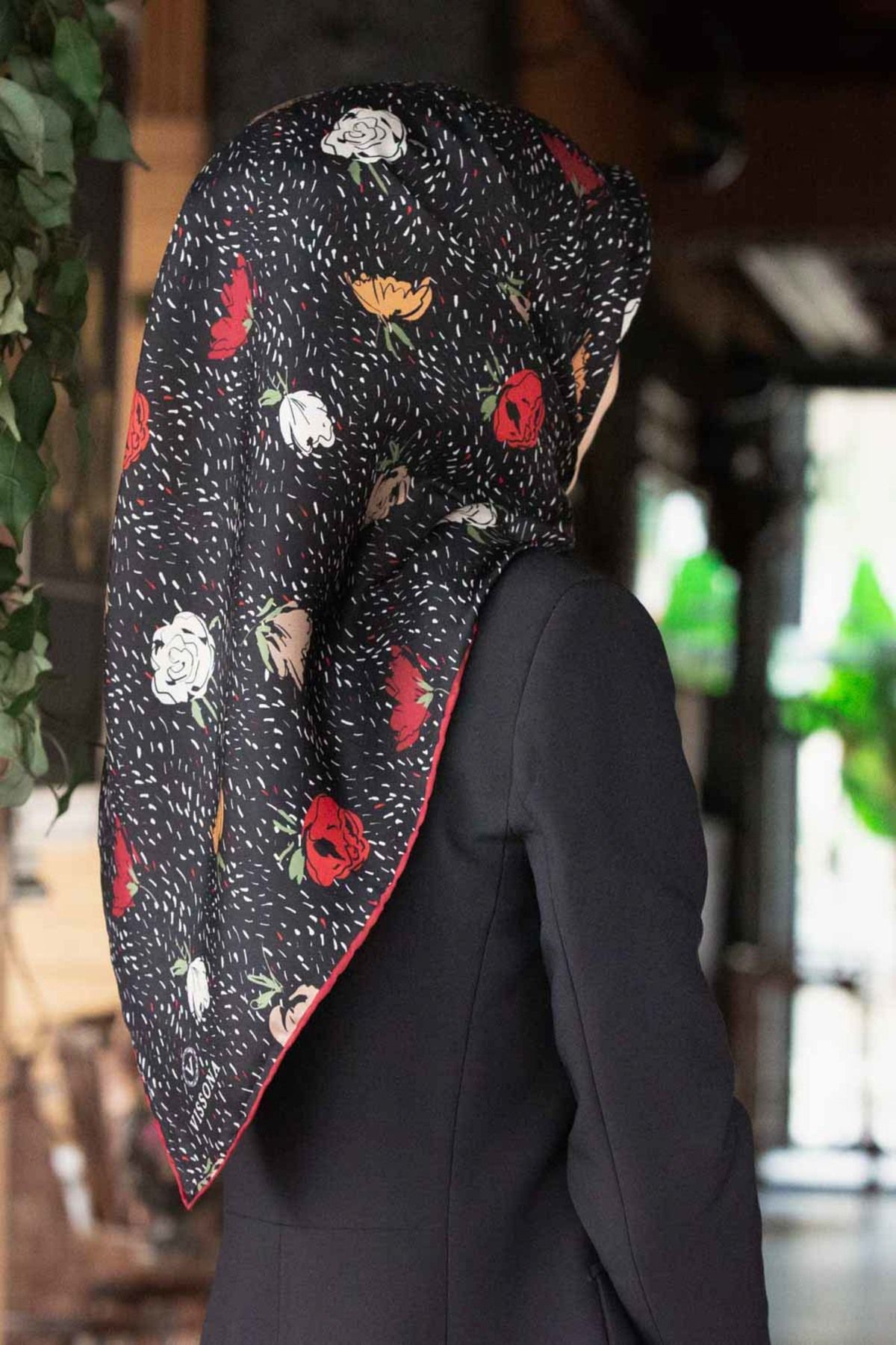 Vissona %100 Twill İpek Çıtır Çiçek Desenli Kırmızı - Bordo Renkli 90x90 Eşarp Dikim Şekli : El Dikişi
