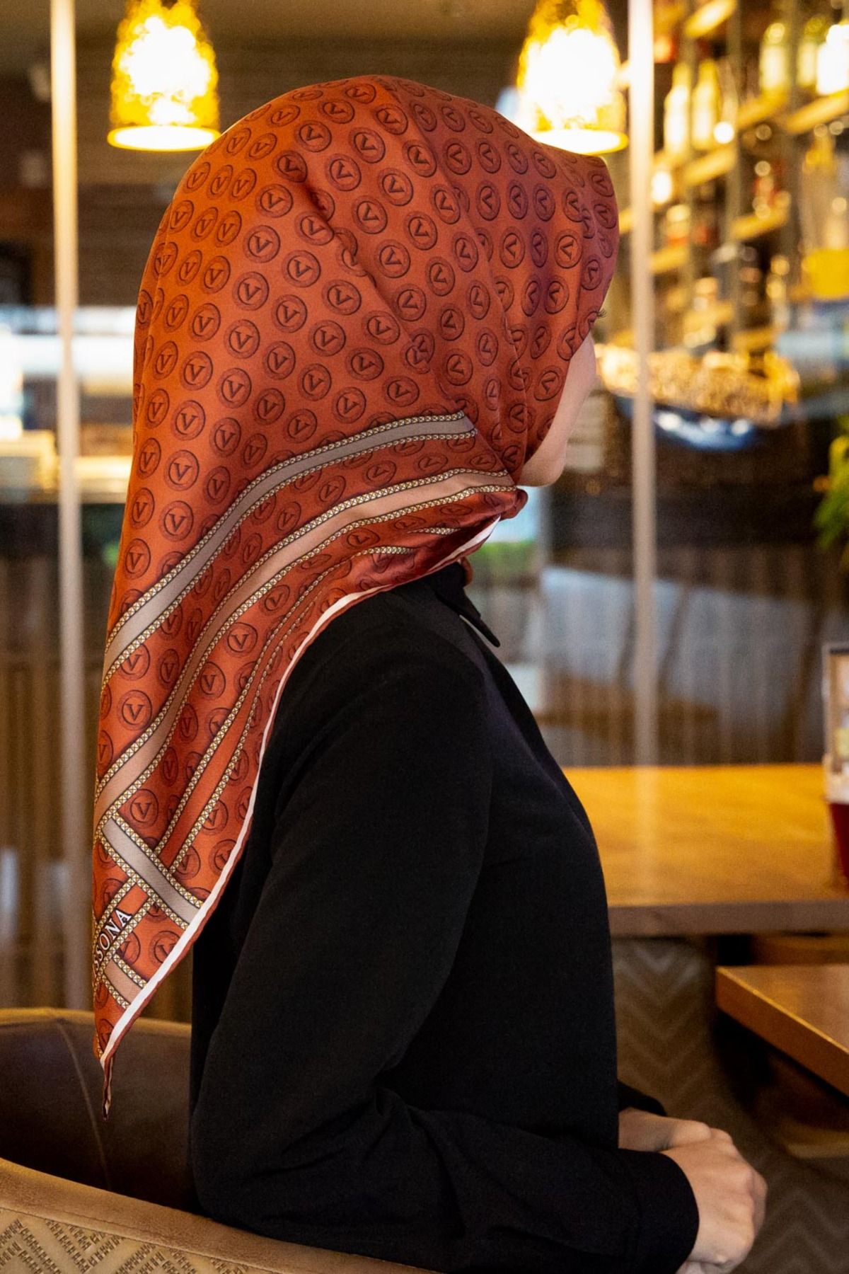 Vissona %100 Twill İpek Monogram Desenli Taba - Bej Renkli 90x90 Eşarp Dikim Şekli : El Dikişi
