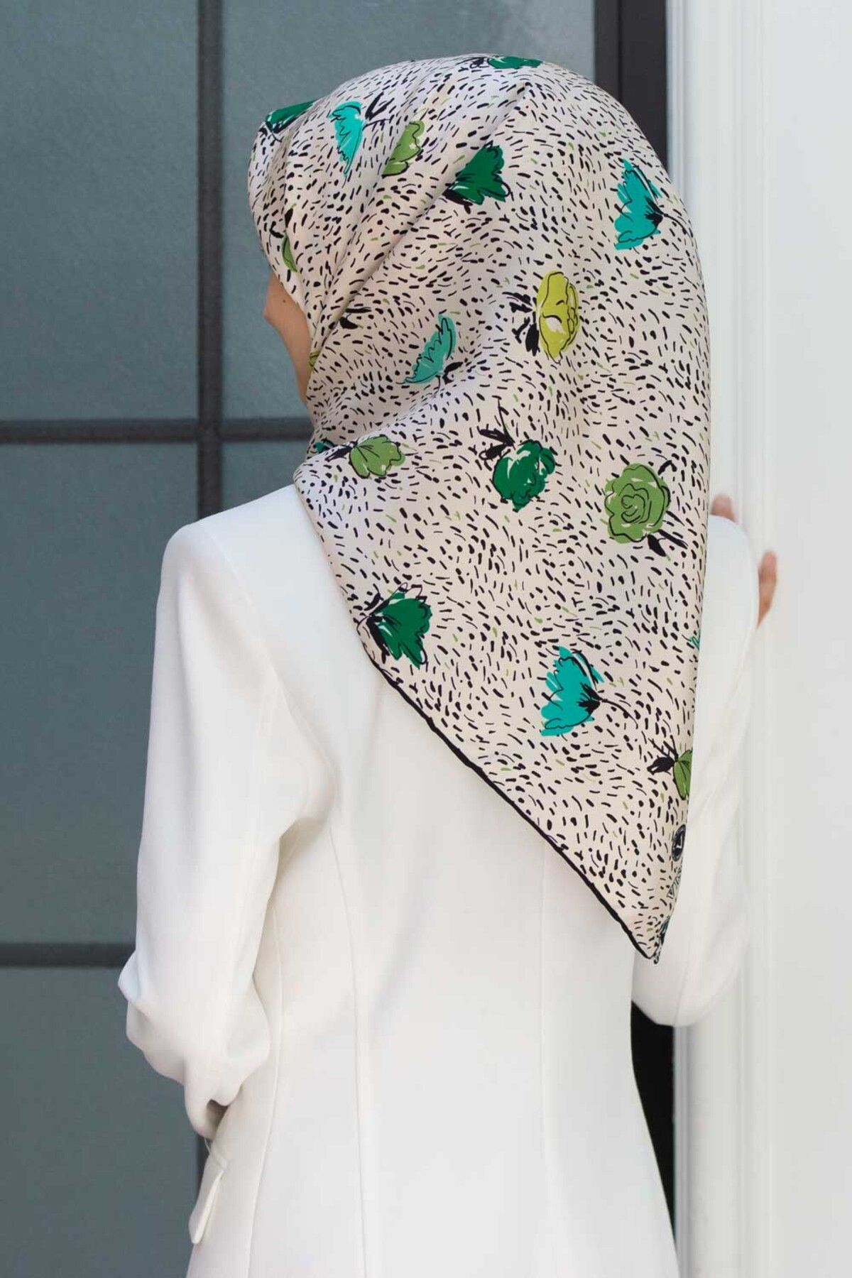 Vissona %100 Twill İpek Çıtır Çiçek Desenli Haki - Krem Renkli 90x90 Eşarp Dikim Şekli : El Dikişi