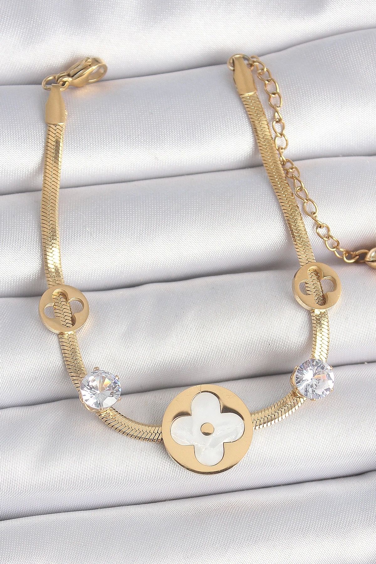 OurStyles 316L Çelik Gold Renk İtalyan Zincir Beyaz Mineli Yonca Model Zirkon Taş Detaylı Kadın Bileklik - TJ-