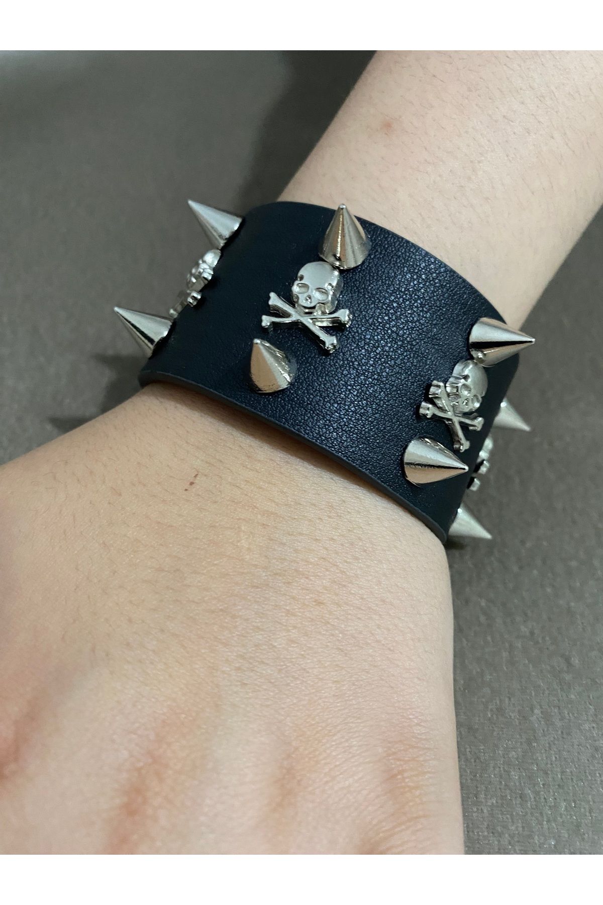 Aksabeltchokers 4.cm kuru kafalı çivili punk gotik Metalci tarzı bileklik