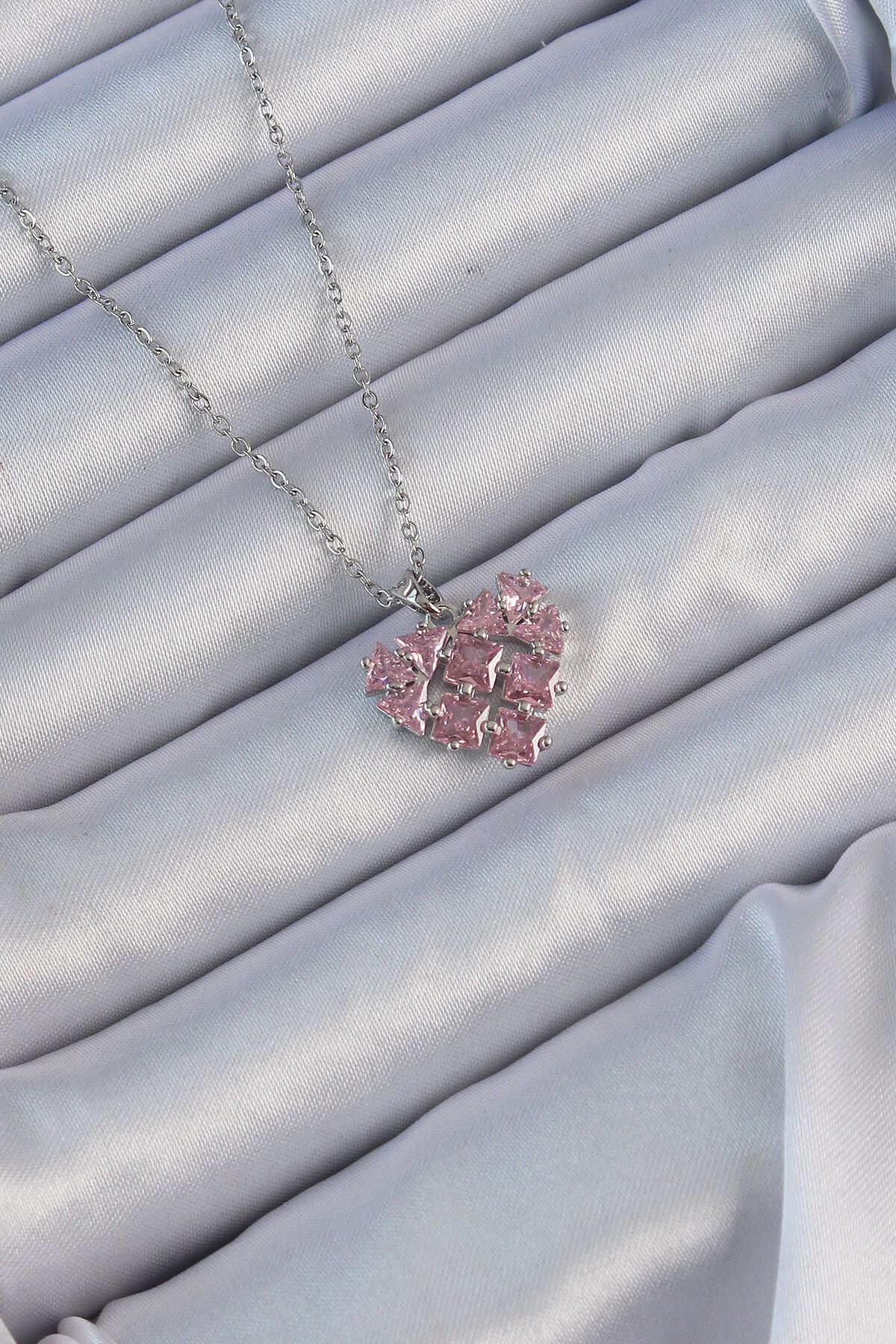 ÖYKÜ VE YİĞİT 316L Çelik Zincir Gümüş Renk Pembe Parçalı Zirkon Taşlı Kalp Kolye - TJ-BKO9164