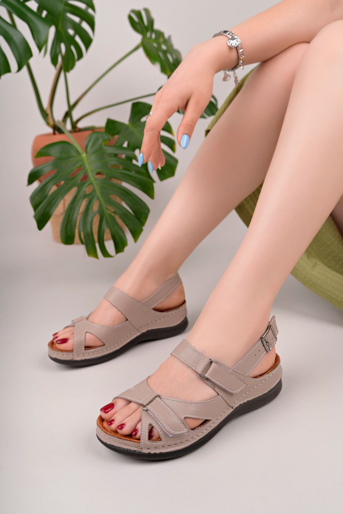 Akgün Terlik Kadın Hakiki Deri Vizon Masaj Tabanlı Comfort Sandalet