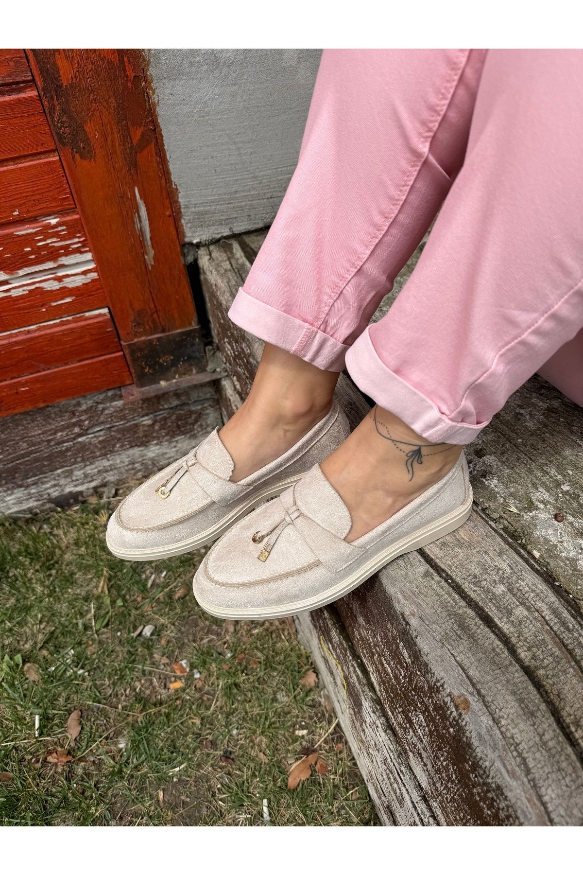 BURCU COLLECTİON Bianca Sarkıt Gold Aksesuarlı Bej Süet Kadın Loafer