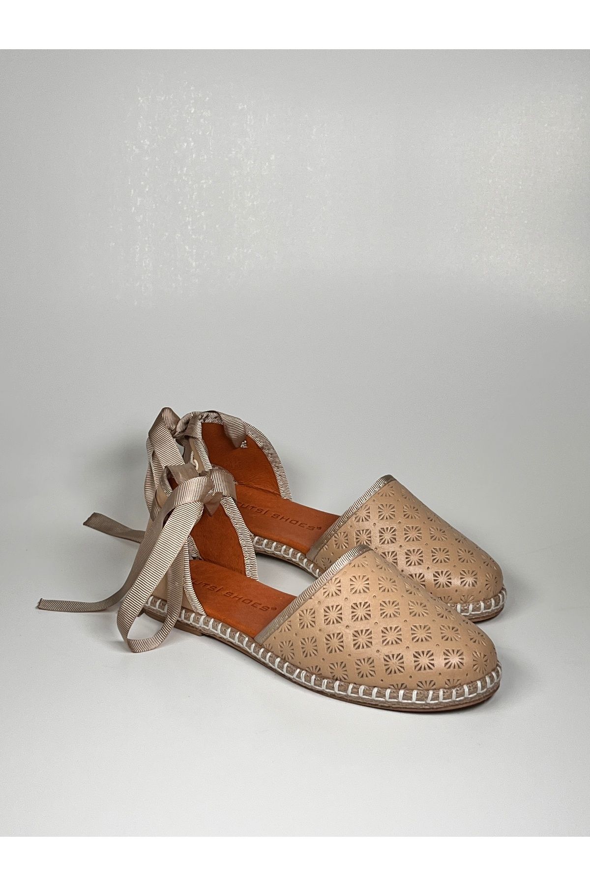 futsi shoes Çiçek Zımba Baskılı Bilekten Bağlamalı Bej Hakiki Deri Babet Espadril