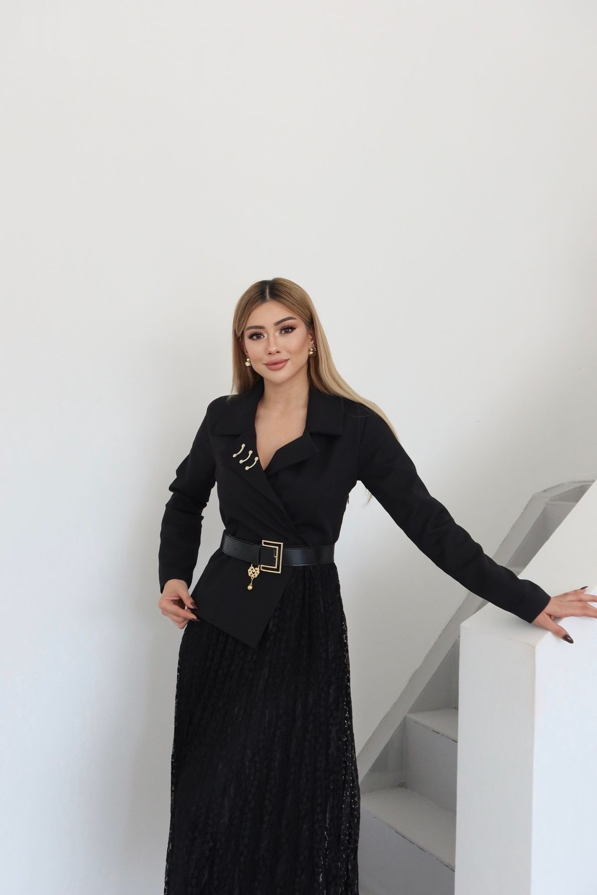 1Moda1Tarz Kadın İthal Kumaş Yaka Aksesuar Detay Kemerli Alt Güpür Özel Tasarım Elbise