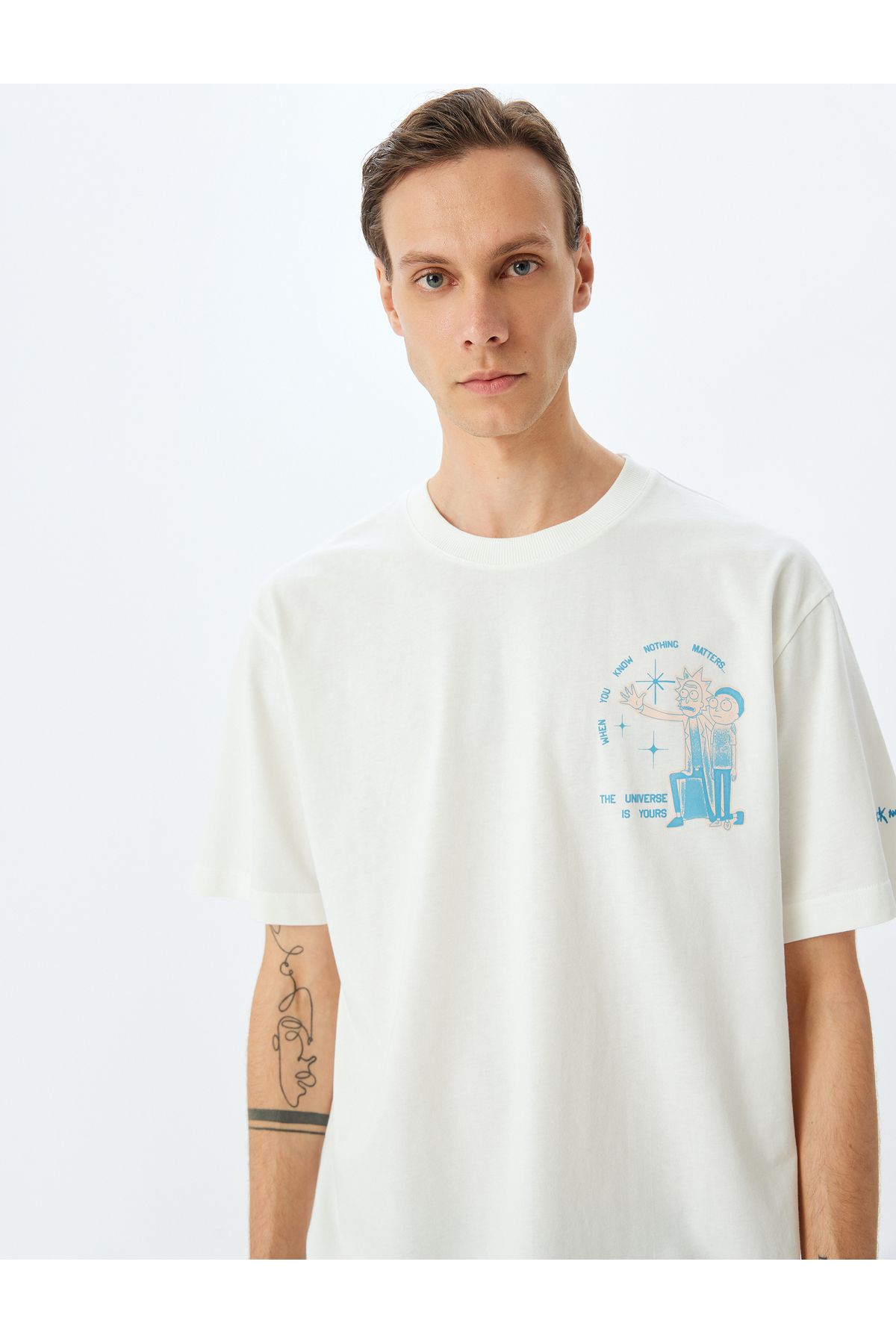 Koton Yeni Sezon Bisiklet Yaka Pamuklu Yırtmaç Detaylı Kısa Kollu Oversize Lisanslı Rick Ant