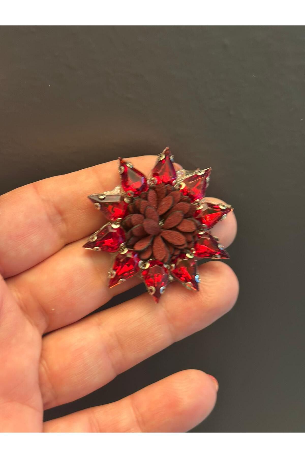 Gönülden Tasarım ÜTÜ İLE YAPIŞAN KASALI TAŞLI ÇİÇEK ARMA DİKİŞ AKSESUARI 4X4 CM Kırmızı