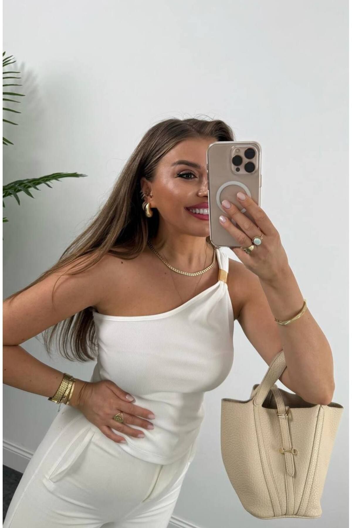 Butik Beyza Aksesuar Detaylı Bluz