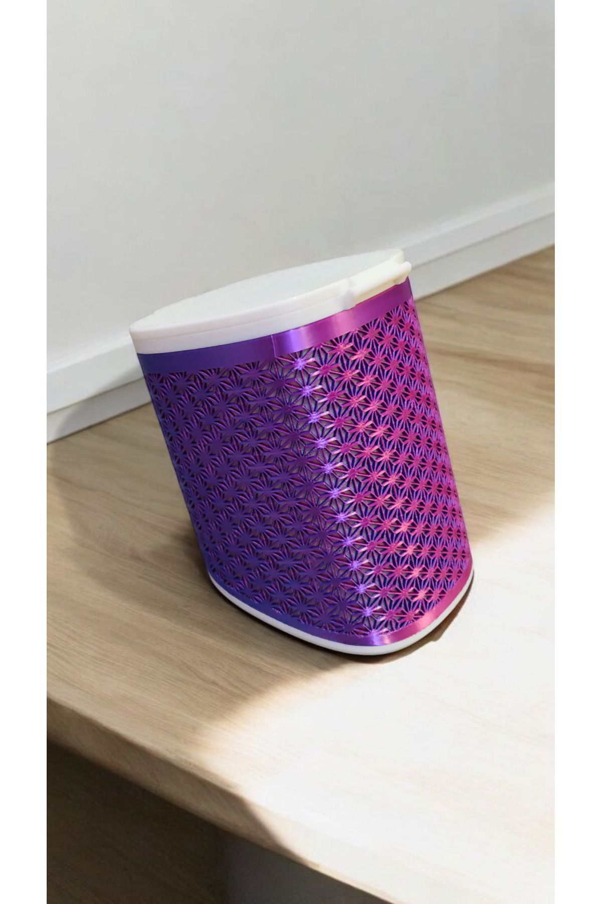 RAYESA Mor Geometrik Desenli Kapaklı Mini Masa Üstü Çöp Kutusu – Dekoratif 3D Baskı Ürün