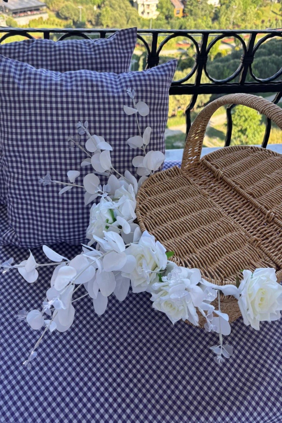zarafet concept Piknik Seti :Kırmızı Pötikareli Piknik Örtüsü 170*170 Ve 2 Adet Piknik Minderi 40*40 cm